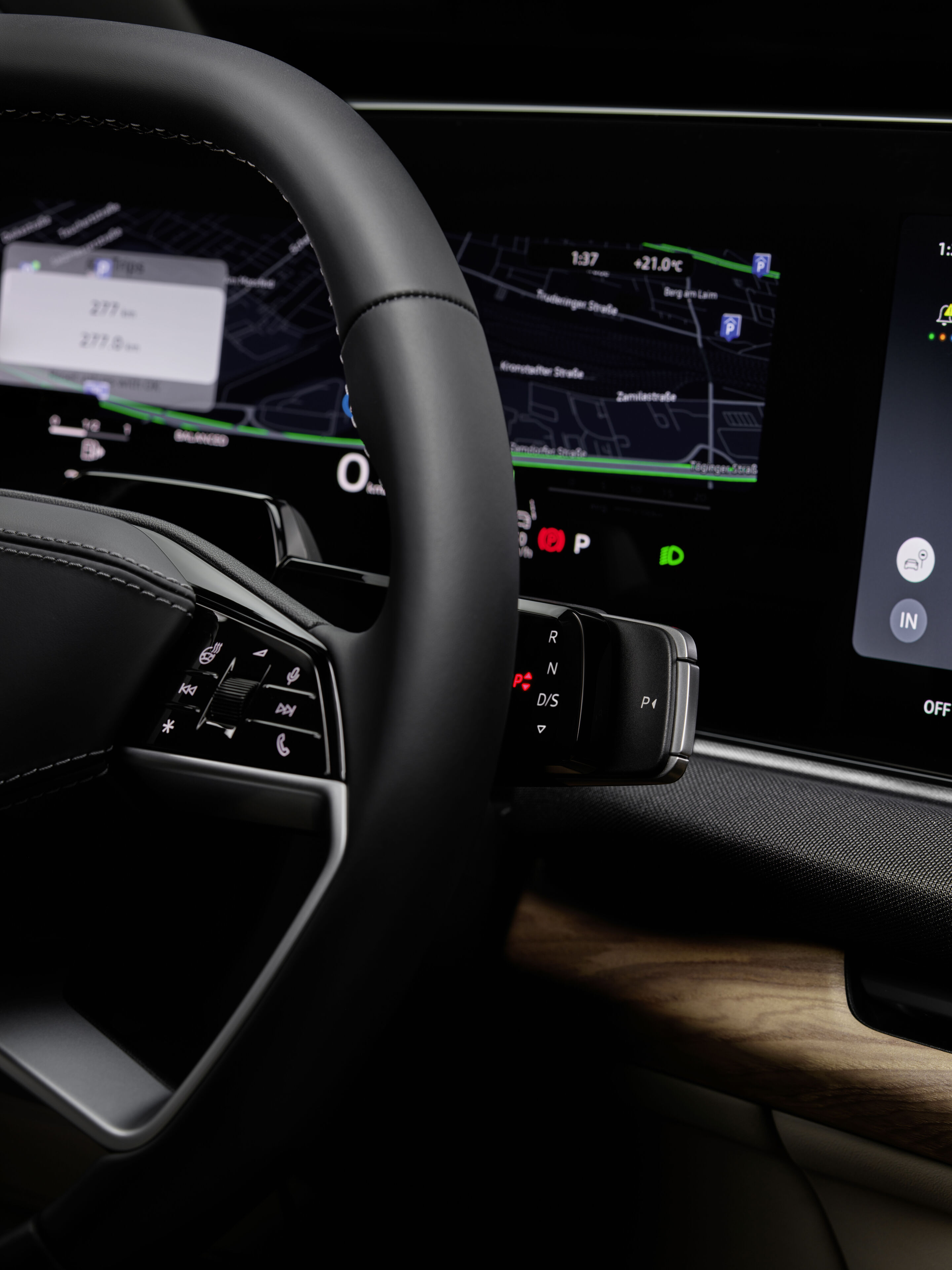 Audi Q7 SUV - Alopiasblau Metallic, Studioaufnahme, Interieur, Lenkrad und MMI