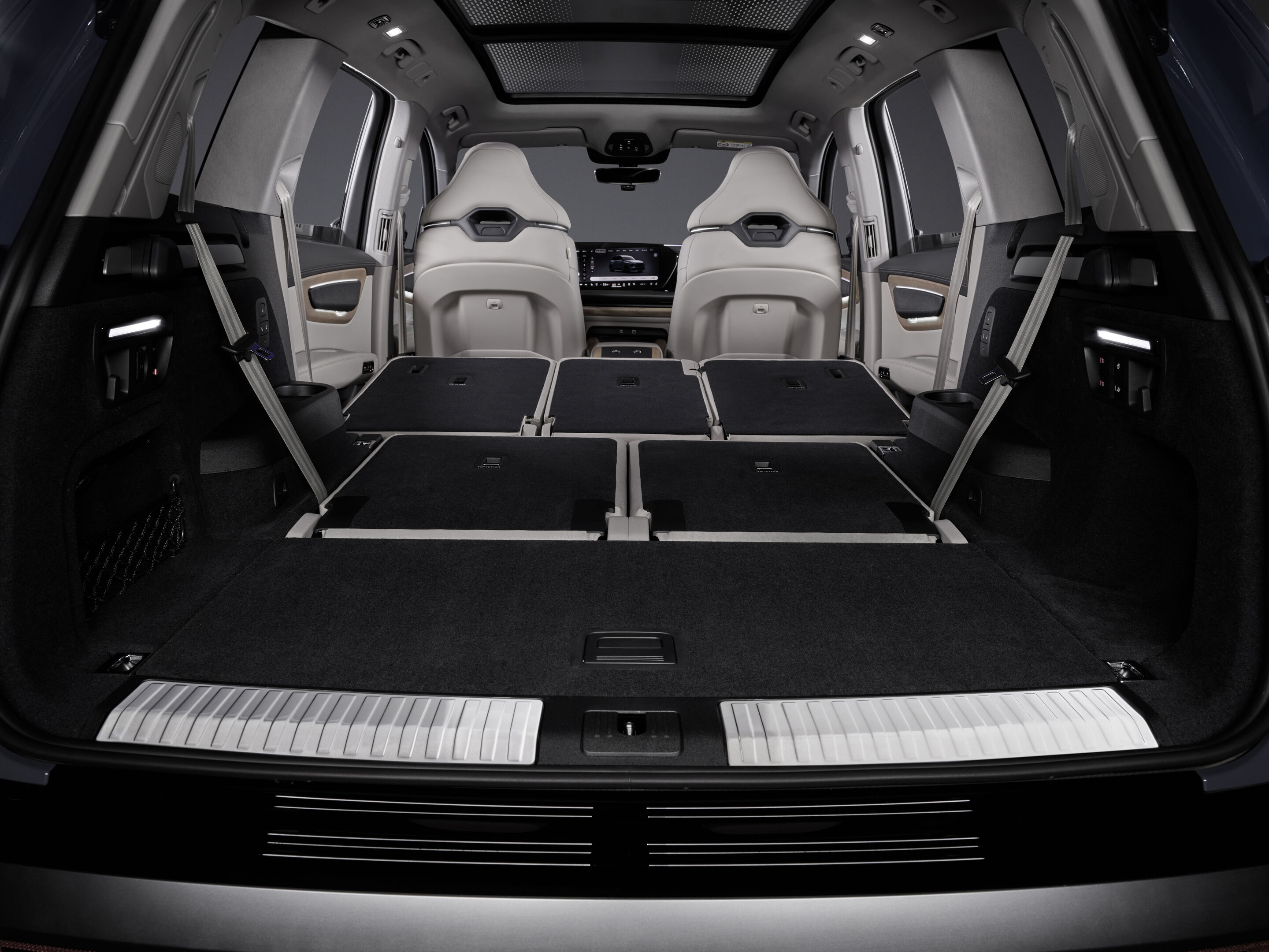 Audi Q7 SUV - Alopiasblau Metallic, Studioaufnahme, Interieur, Kofferraum

Das Panorama-Schiebedach mit schaltbarer Transparenz und Lichtinszenierung ist zum Start des Vorverkaufs noch nicht verfügbar. Über den genauen Termin informieren Sie sich bitte...