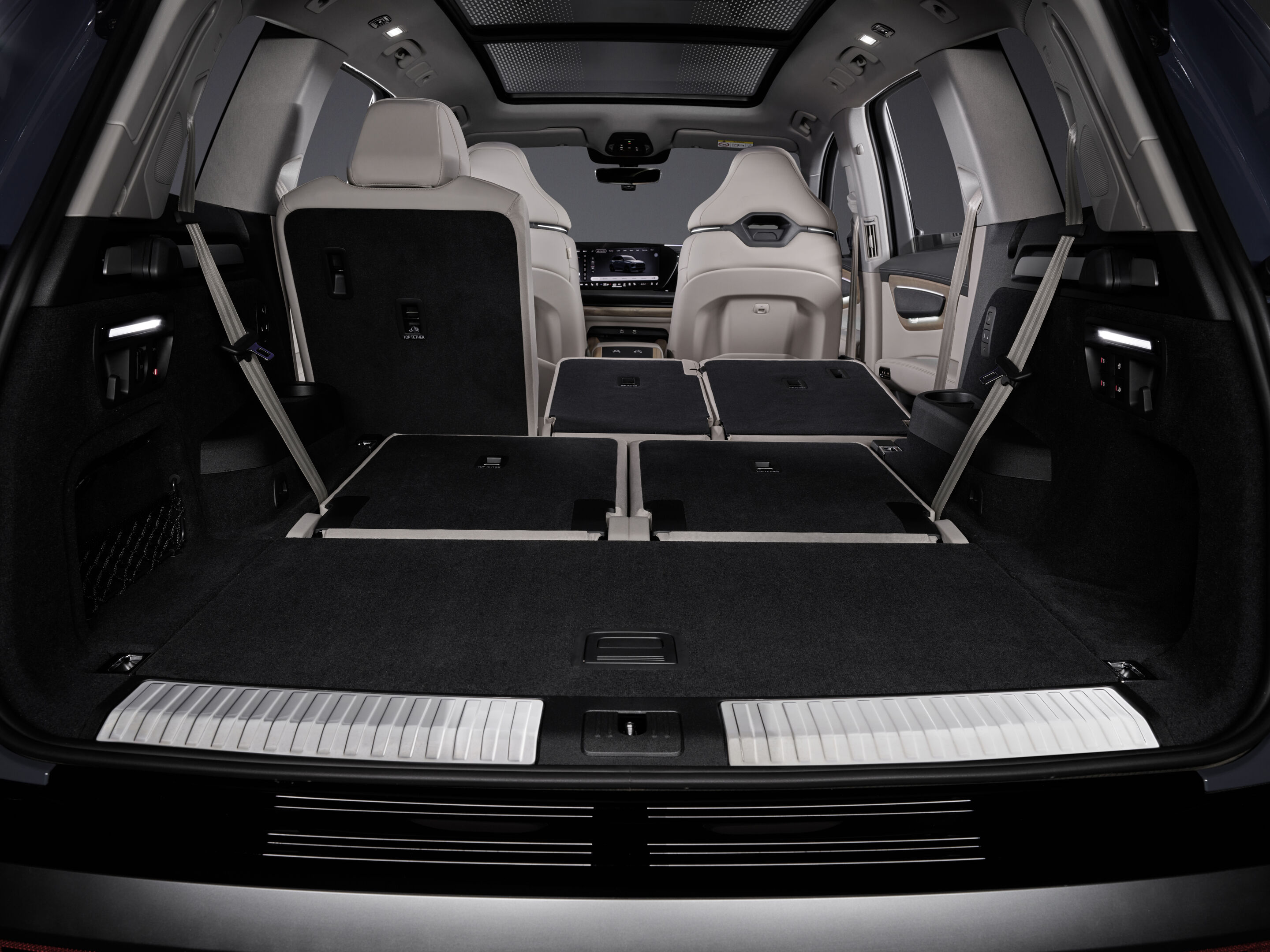 Audi Q7 SUV - Alopiasblau Metallic, Studioaufnahme, Interieur, Kofferraum

Das Panorama-Schiebedach mit schaltbarer Transparenz und Lichtinszenierung ist zum Start des Vorverkaufs noch nicht verfügbar. Über den genauen Termin informieren Sie sich bitte...