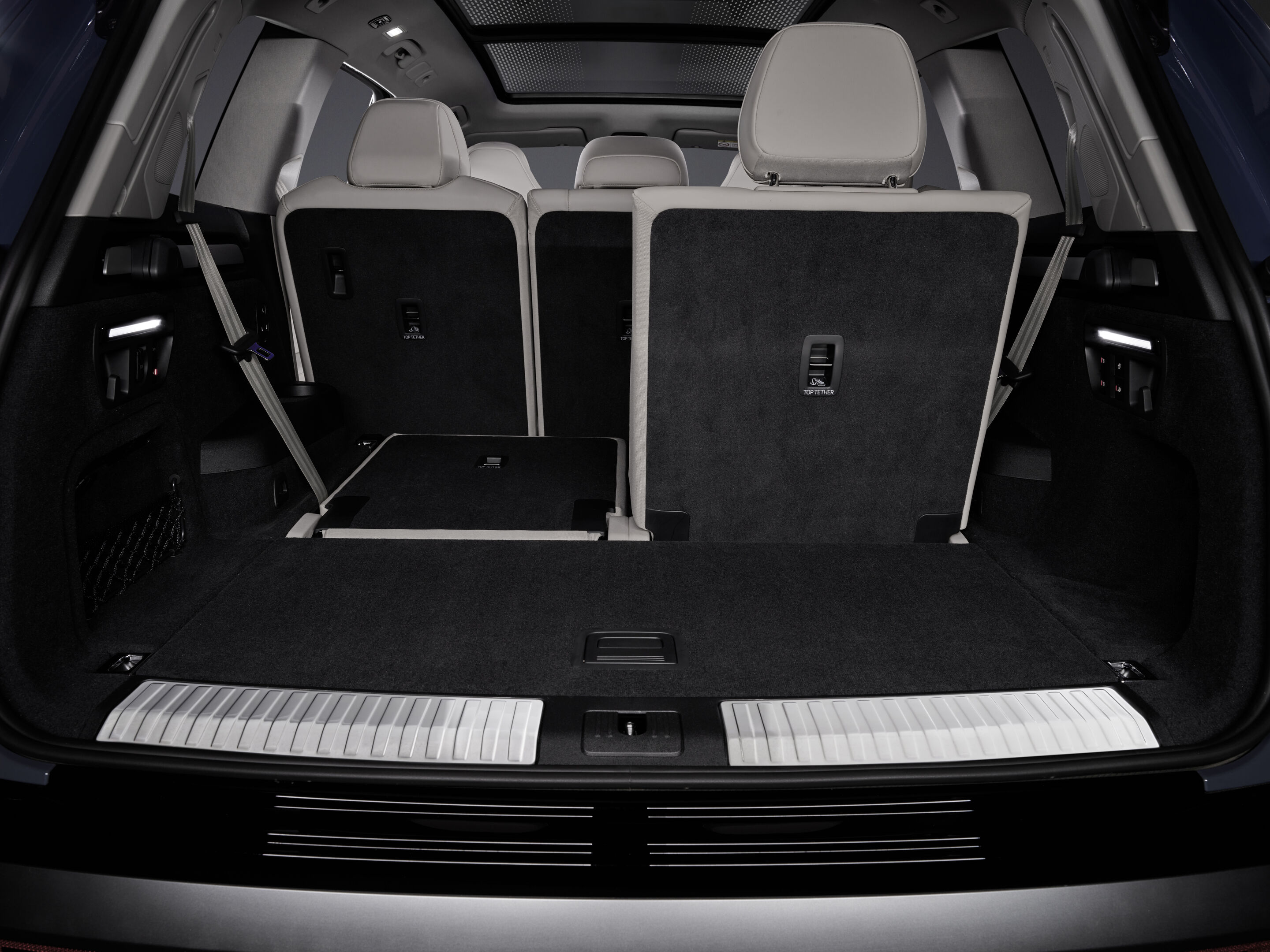 Audi Q7 SUV - Alopiasblau Metallic, Studioaufnahme, Interieur, Kofferraum

Das Panorama-Schiebedach mit schaltbarer Transparenz und Lichtinszenierung ist zum Start des Vorverkaufs noch nicht verfügbar. Über den genauen Termin informieren Sie sich bitte...