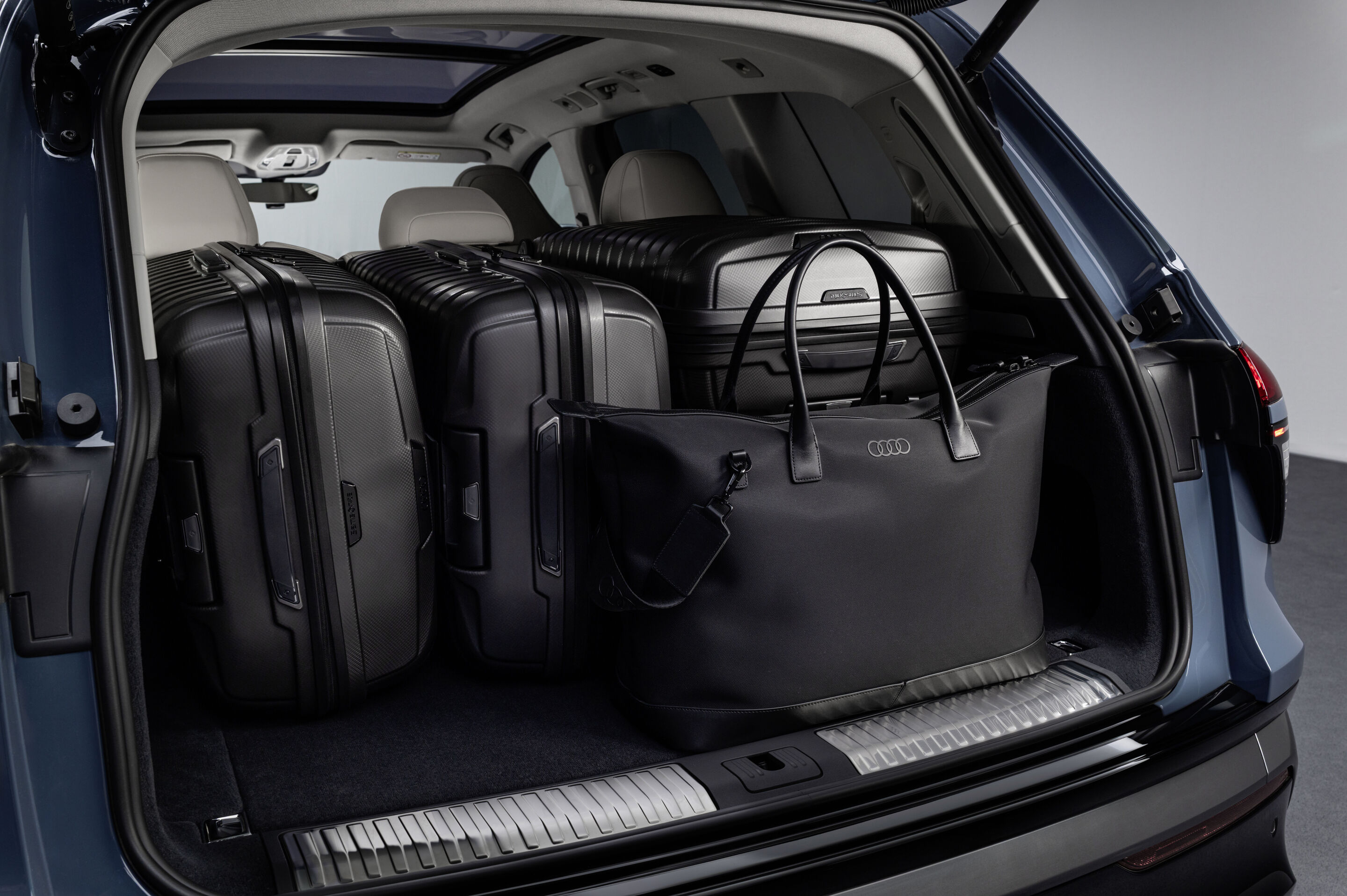 Audi Q7 SUV - Alopiasblau Metallic, Studioaufnahme, Interieur, Kofferraum