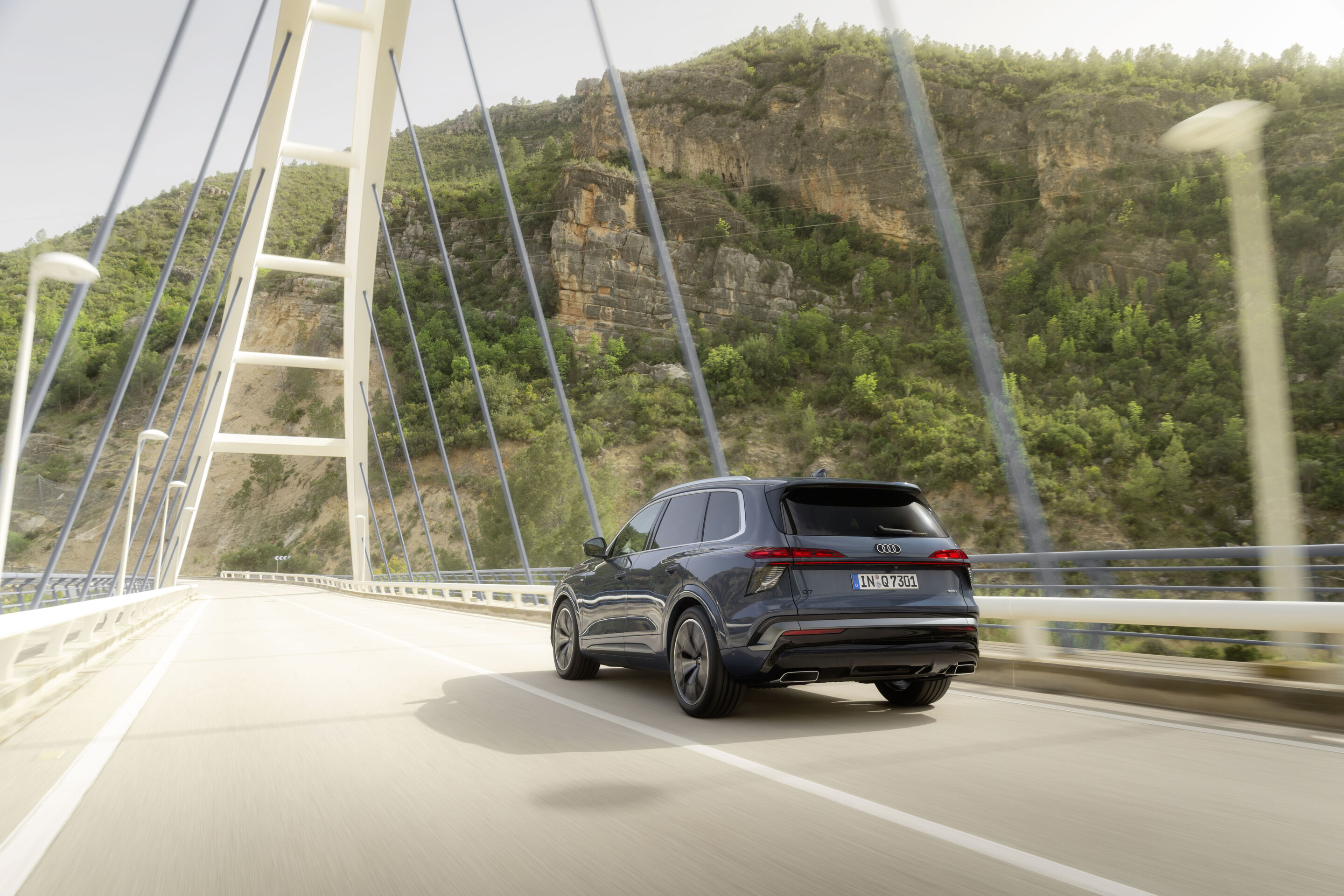 Audi Q7 SUV - Alopias blue metallic, dynamic photo, exterior, three-quarter rear view