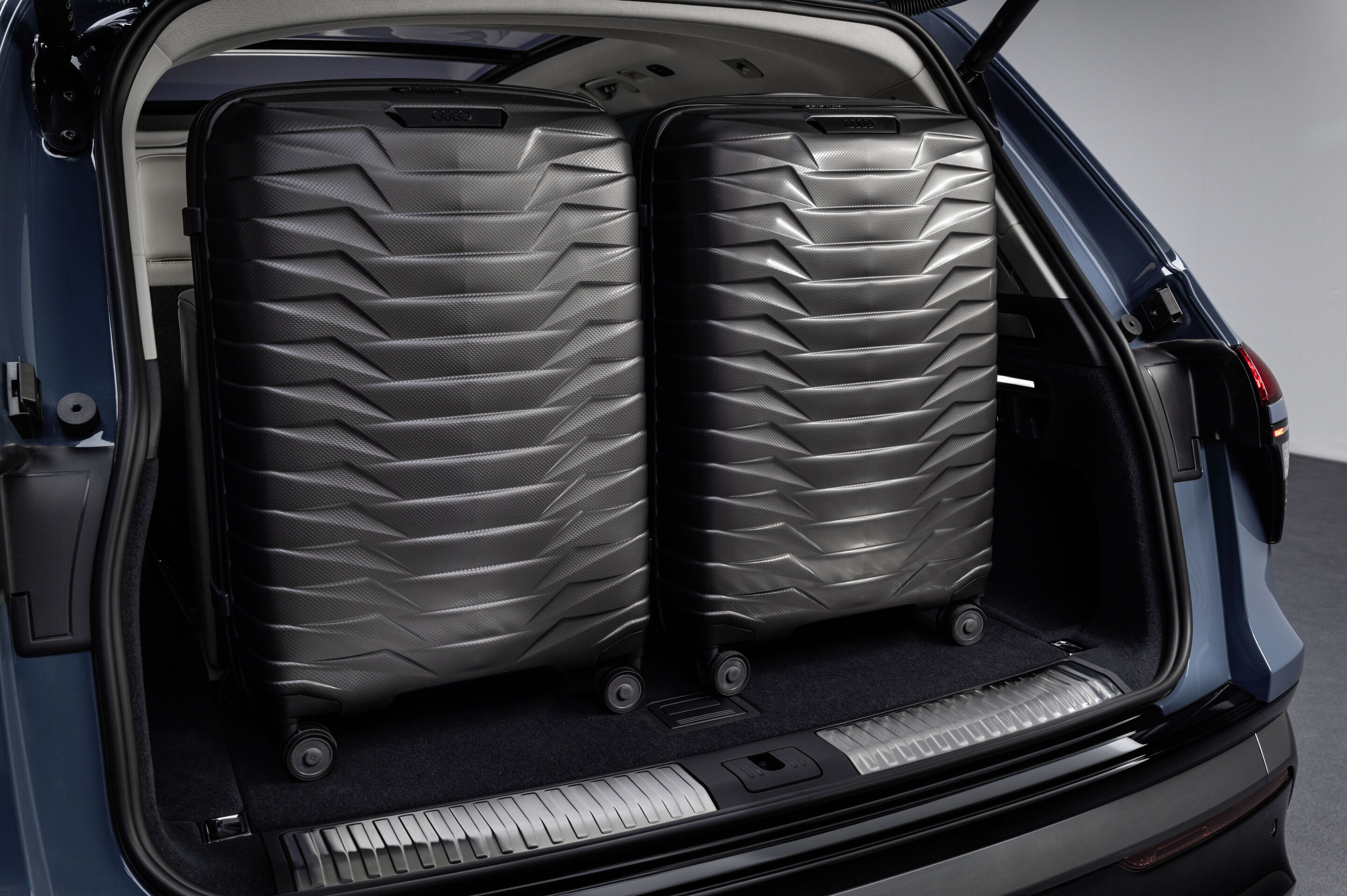 Audi Q7 SUV - Alopiasblau Metallic, Studioaufnahme, Interieur, Kofferraum