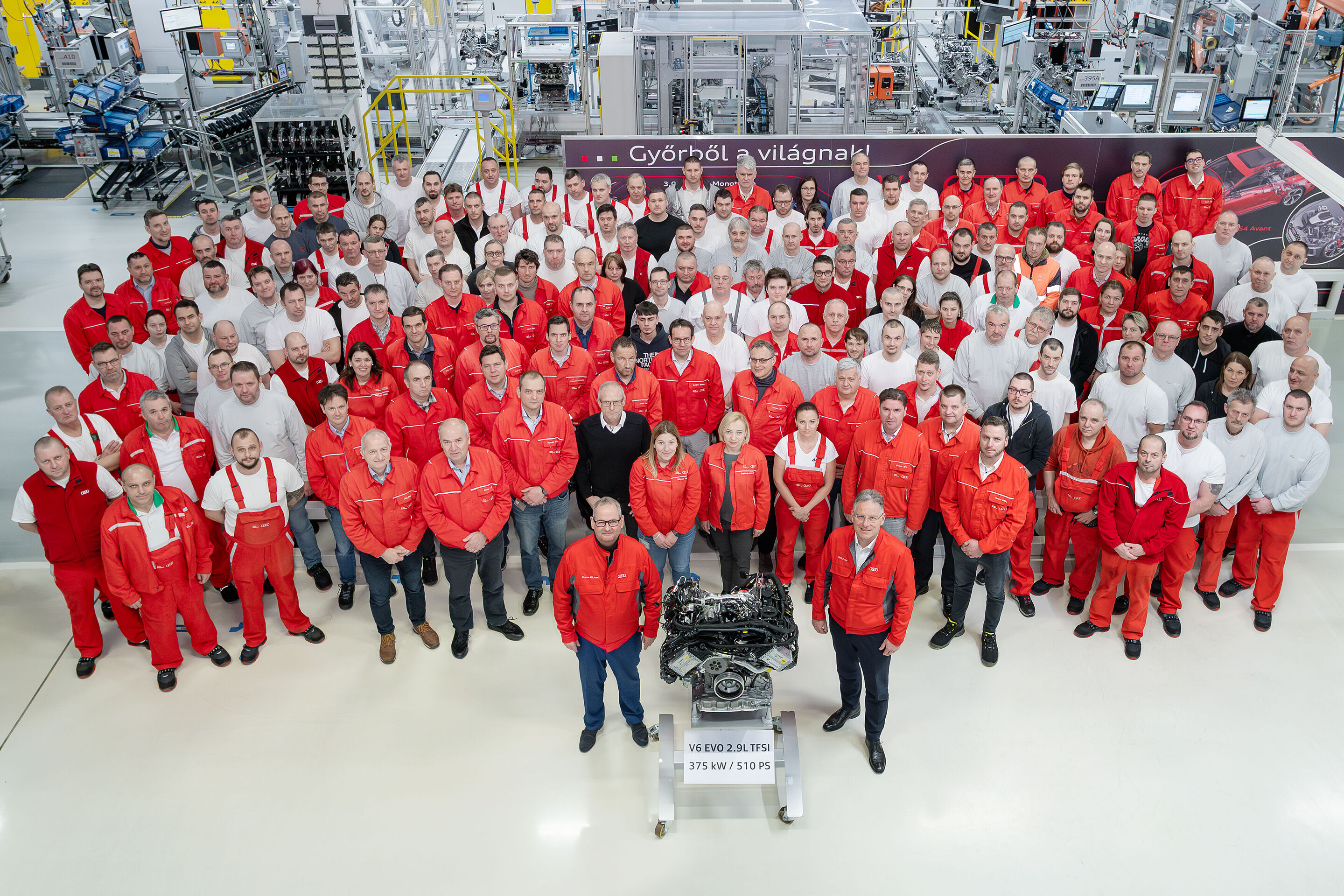 The new Audi RS 5: cross-site engine development - The team of engine production at Audi Hungaria in the production hall.