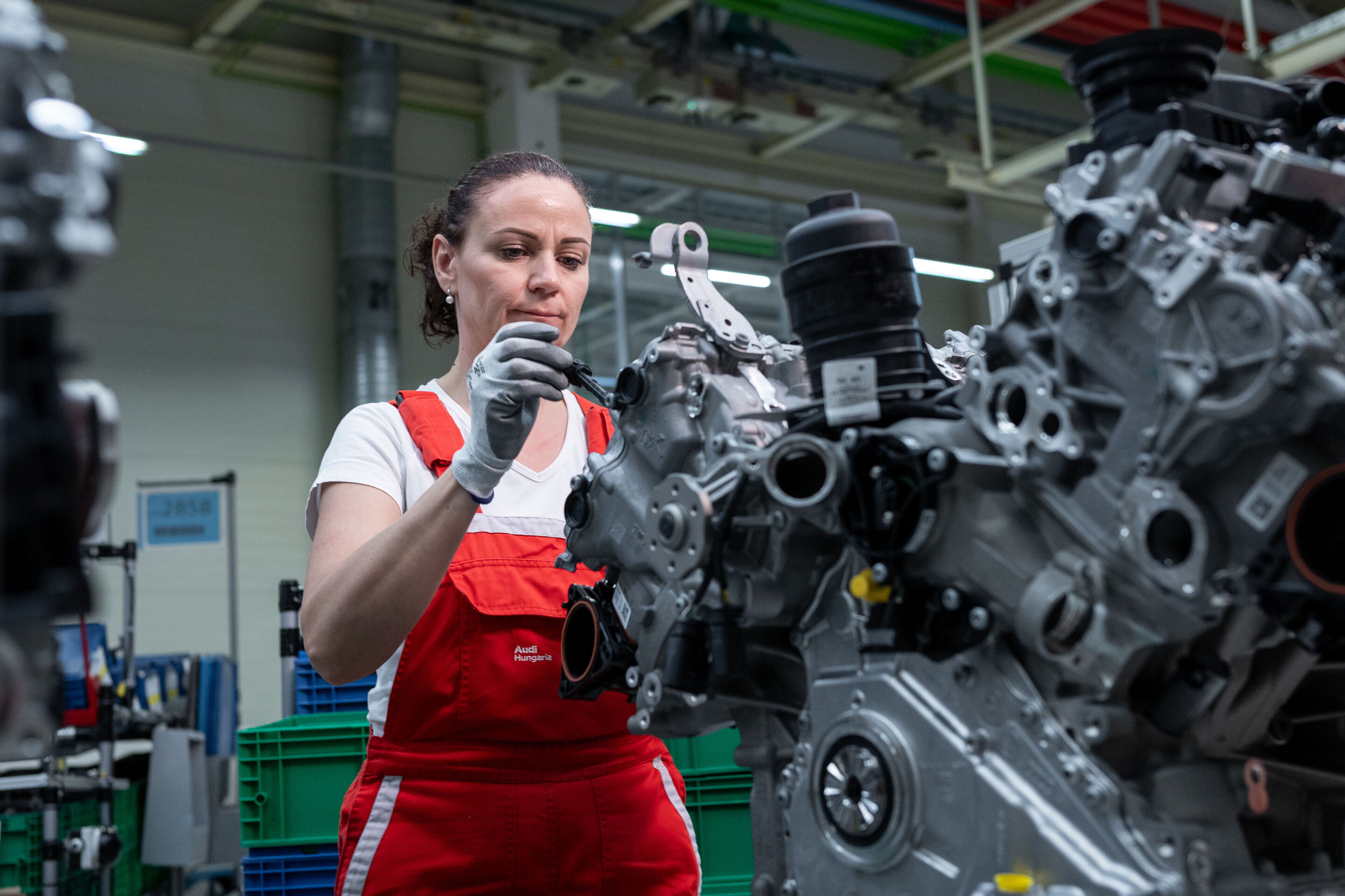 The new Audi RS 5: cross-site engine development - Assembly of a V6 engine in engine production at Audi Hungaria.