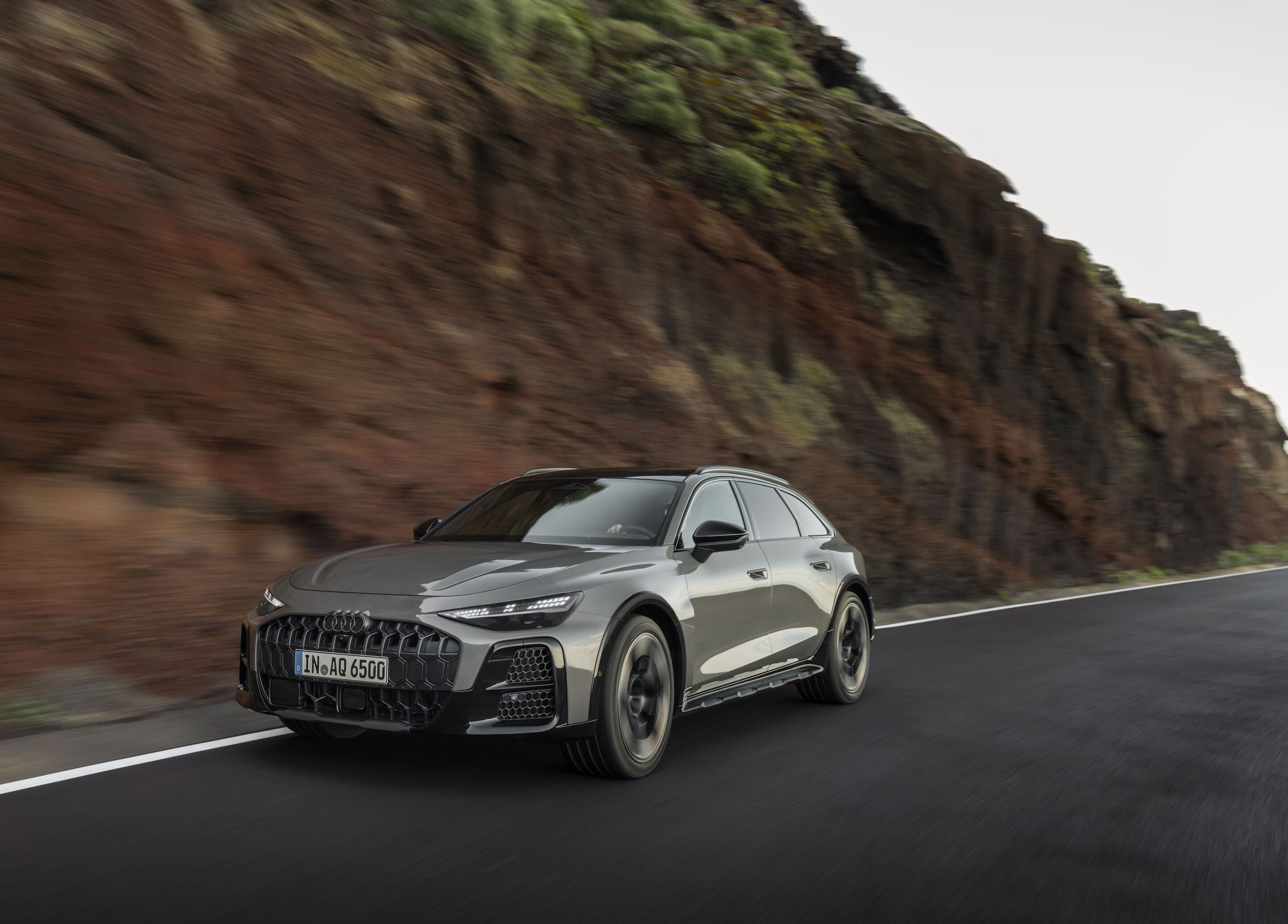 Audi A6 allroad quattro - Dynamic driving shot of the Audi A6 allroad (plateau grey metallic).