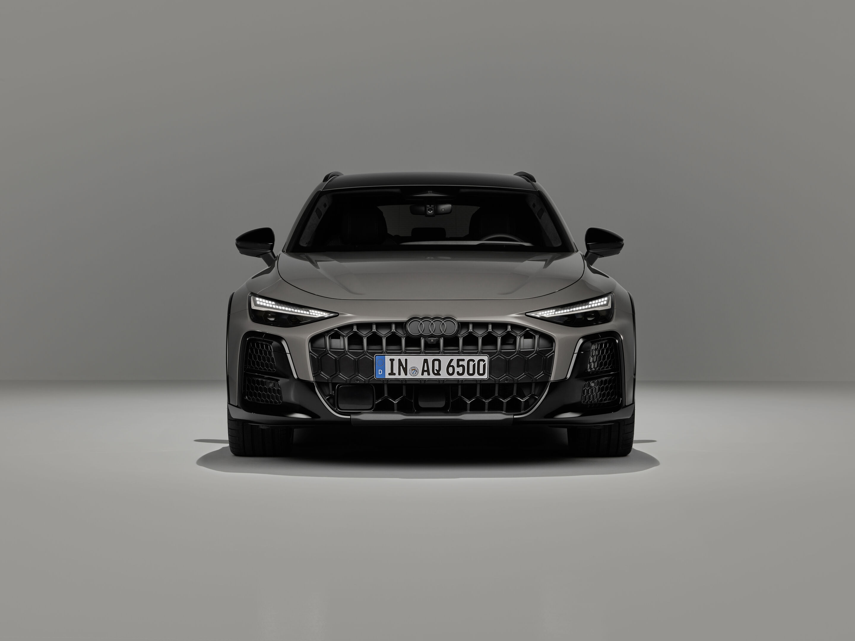 Audi A6 allroad quattro - Audi A6 allroad (plateaugrau metallic) in Frontansicht: Die breite Spur, der markante Stoßfänger und die digitalen Matrix LED-Scheinwerfer betonen die Präsenz und sportliche Eleganz.
