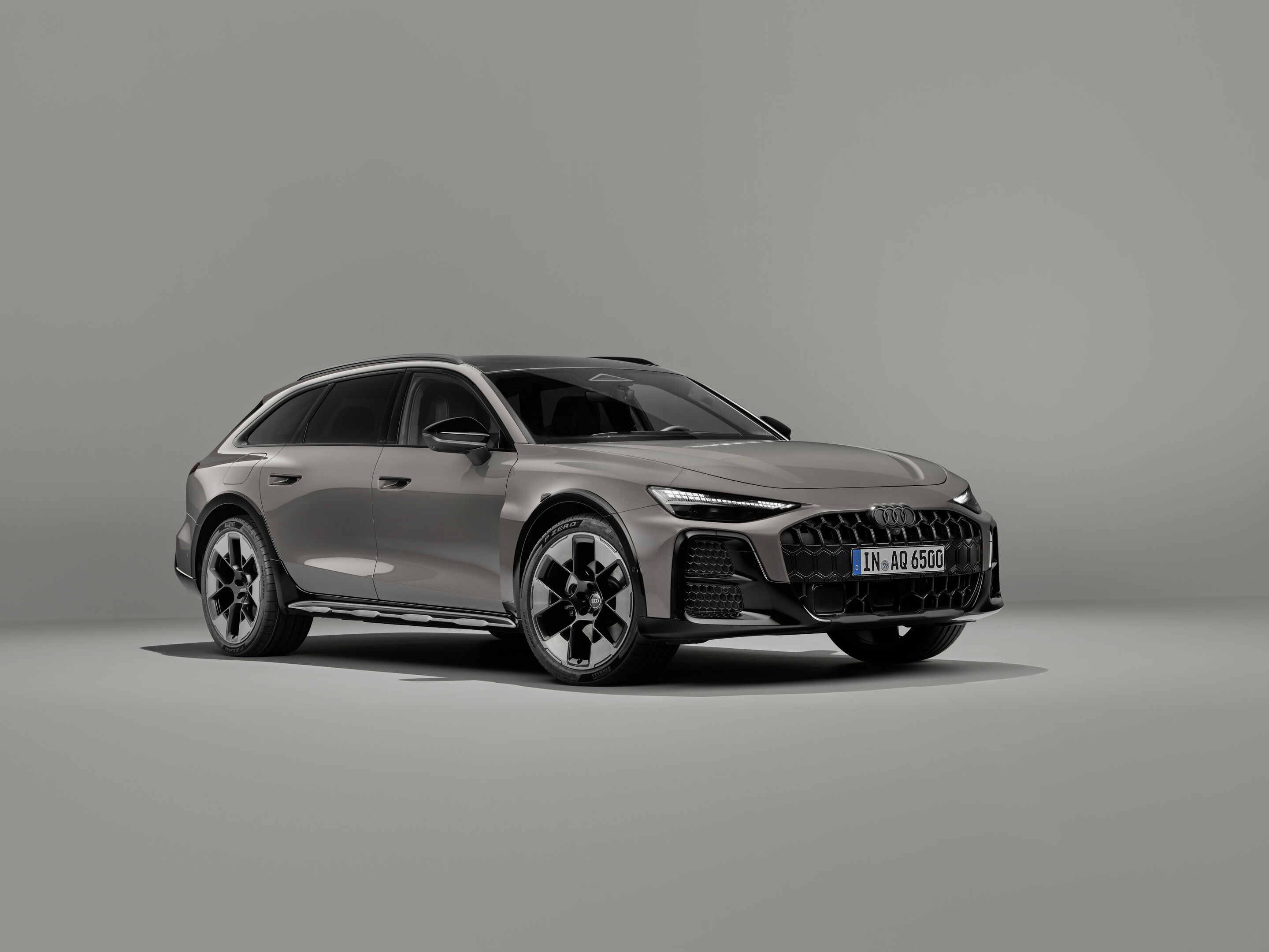 Audi A6 allroad quattro - Audi A6 allroad (plateaugrau metallic) in Dreiviertel-Frontansicht: Die breite Karosserie, 21 Zoll Leichtmetallräder sowie allroad-spezifische Design-Elemente verleihen dem A6 allroad einen imposanten Auftritt.