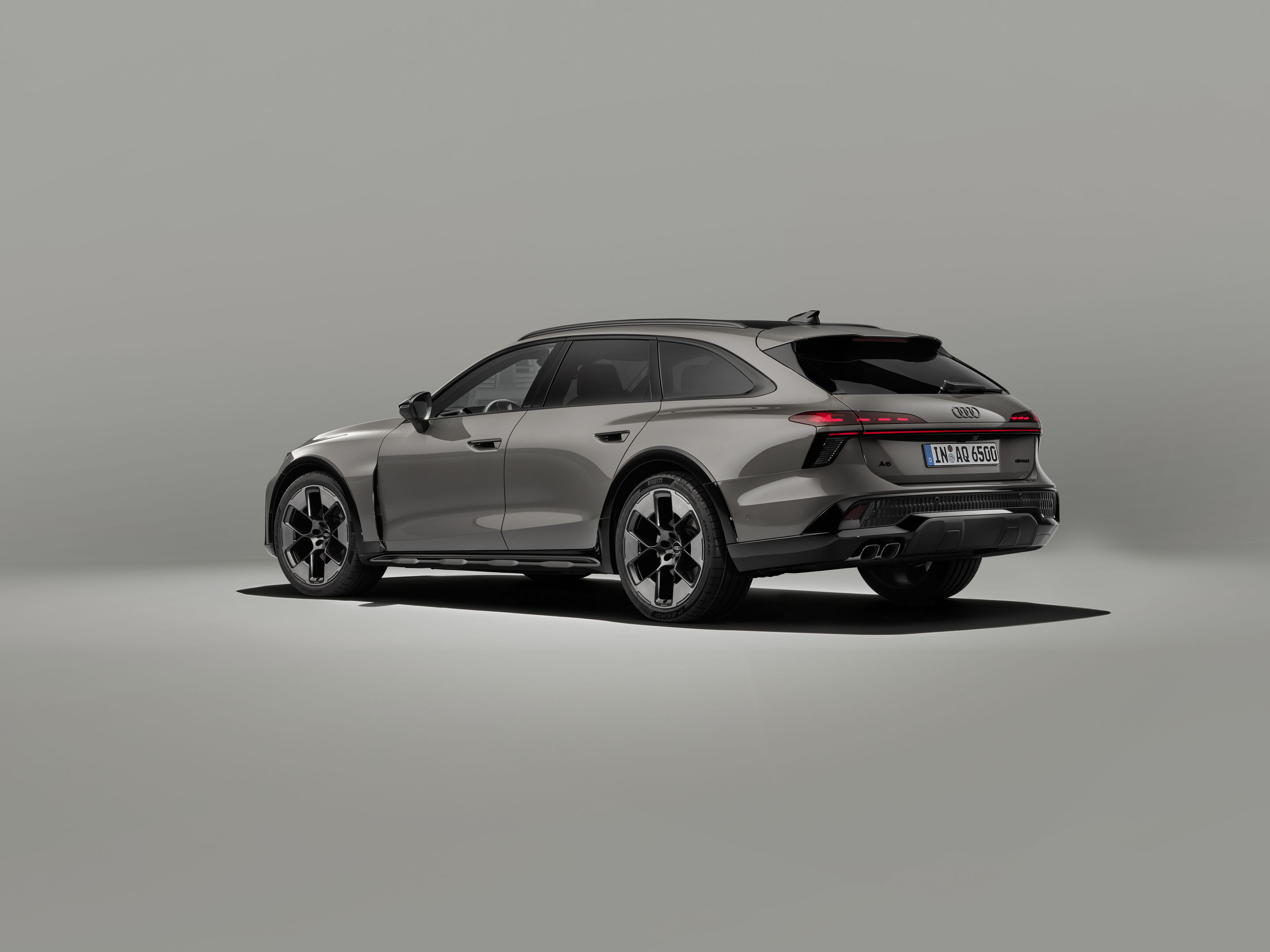 Audi A6 allroad quattro - Audi A6 allroad (plateaugrau metallic) in Dreiviertel-Heckansicht:  Während der obere Teil der Karosserie sportlich und elegant wirkt, zeigt der A6 allroad im unteren Teil seinen robusten und funktionalen Charakter.