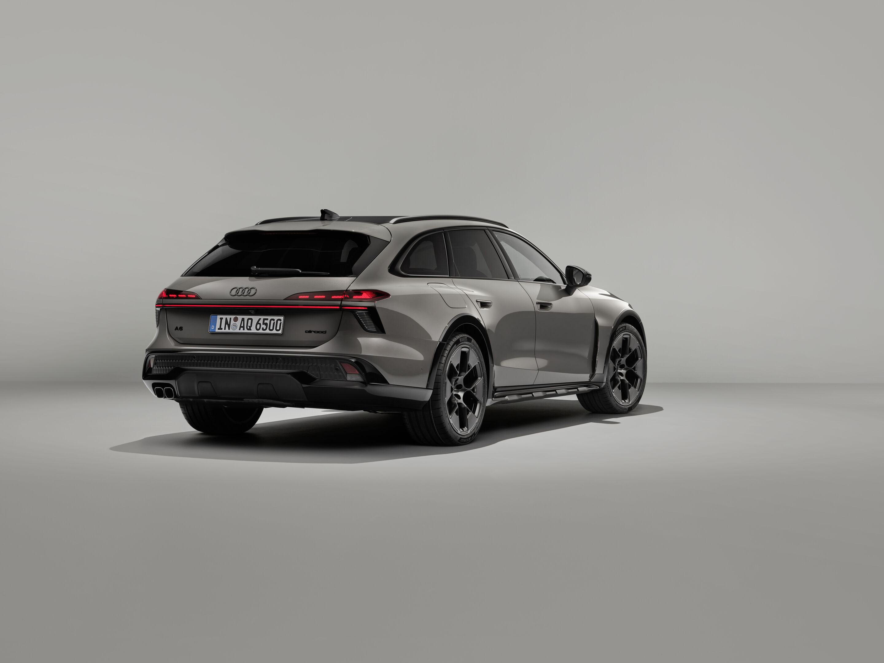 Audi A6 allroad quattro - Audi A6 allroad (plateaugrau metallic) in Dreiviertel-Heckansicht: Die verbreiterten Kotflügel vorn und hinten verleihen dem A6 allroad enorme Präsenz.