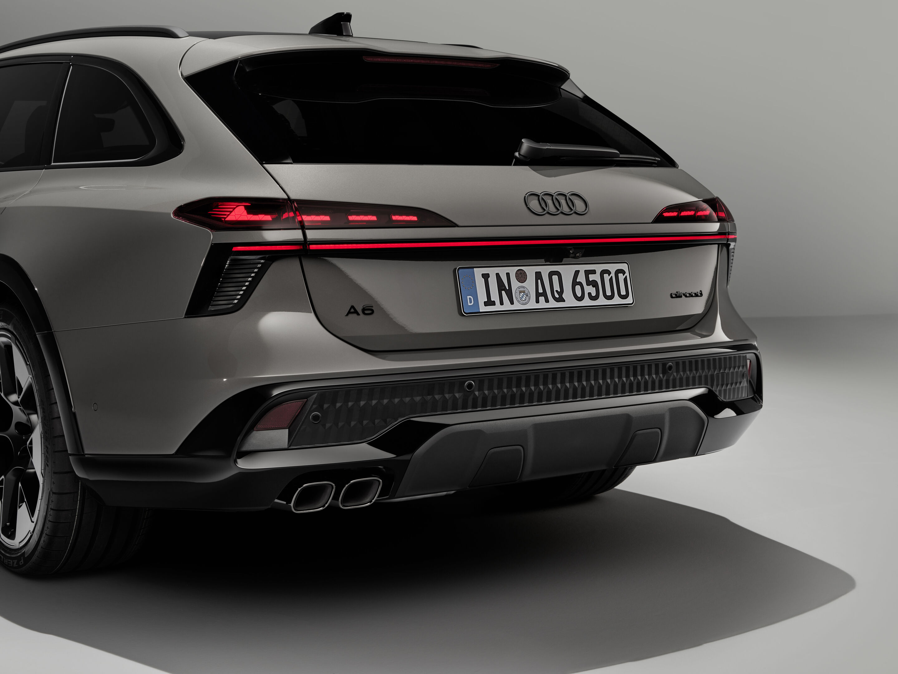 Audi A6 allroad quattro - Detail Heckansicht Audi A6 allroad (plateaugrau metallic): Modellprägende Schlusslicht-Signaturen, das durchgehende Lichtband und der große Diffusor charakterisieren das Heck.