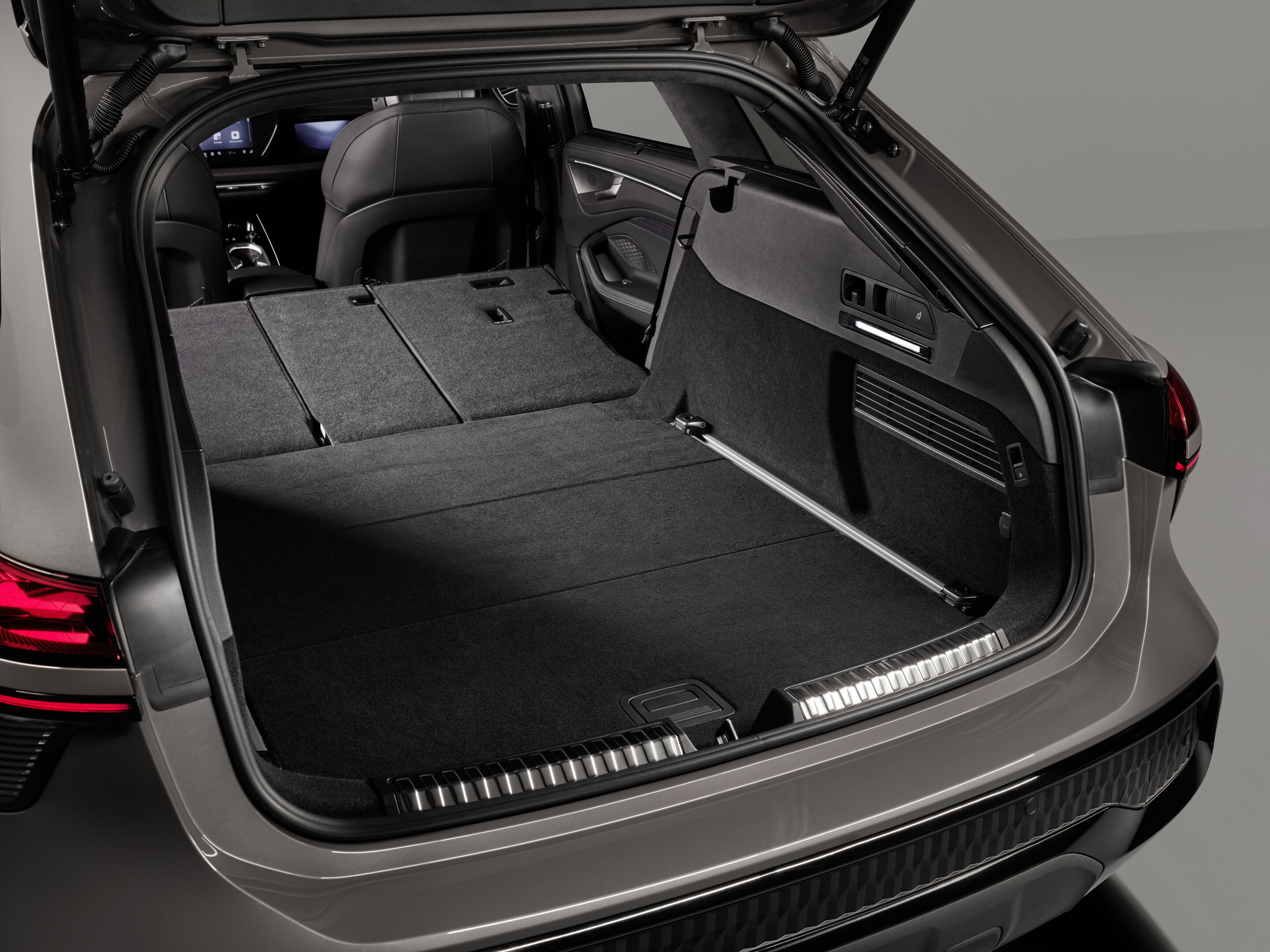 Audi A6 allroad quattro - Audi A6 allroad (plateau grey metallic) luggage compartment with folded rear seats: The large loading surface and flexible seating configuration in the rear (40:20:40) enable a high level of versatility and everyday usability.