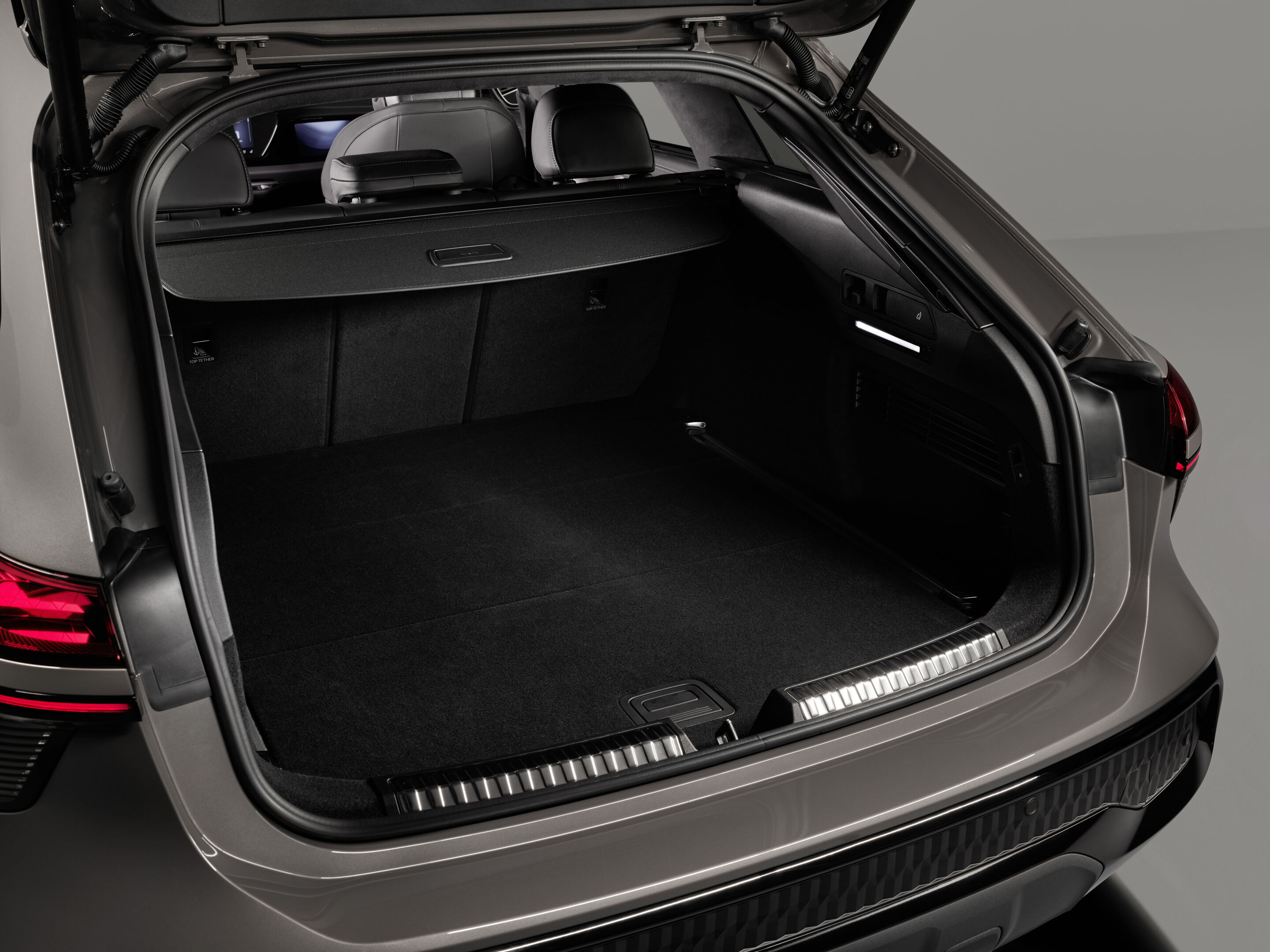 Audi A6 allroad quattro - Audi A6 allroad (plateau grey metallic) luggage compartment: A cargo net is standard, while a rail system is available as an option. The rear seats can be folded down via remote release in the luggage compartment.