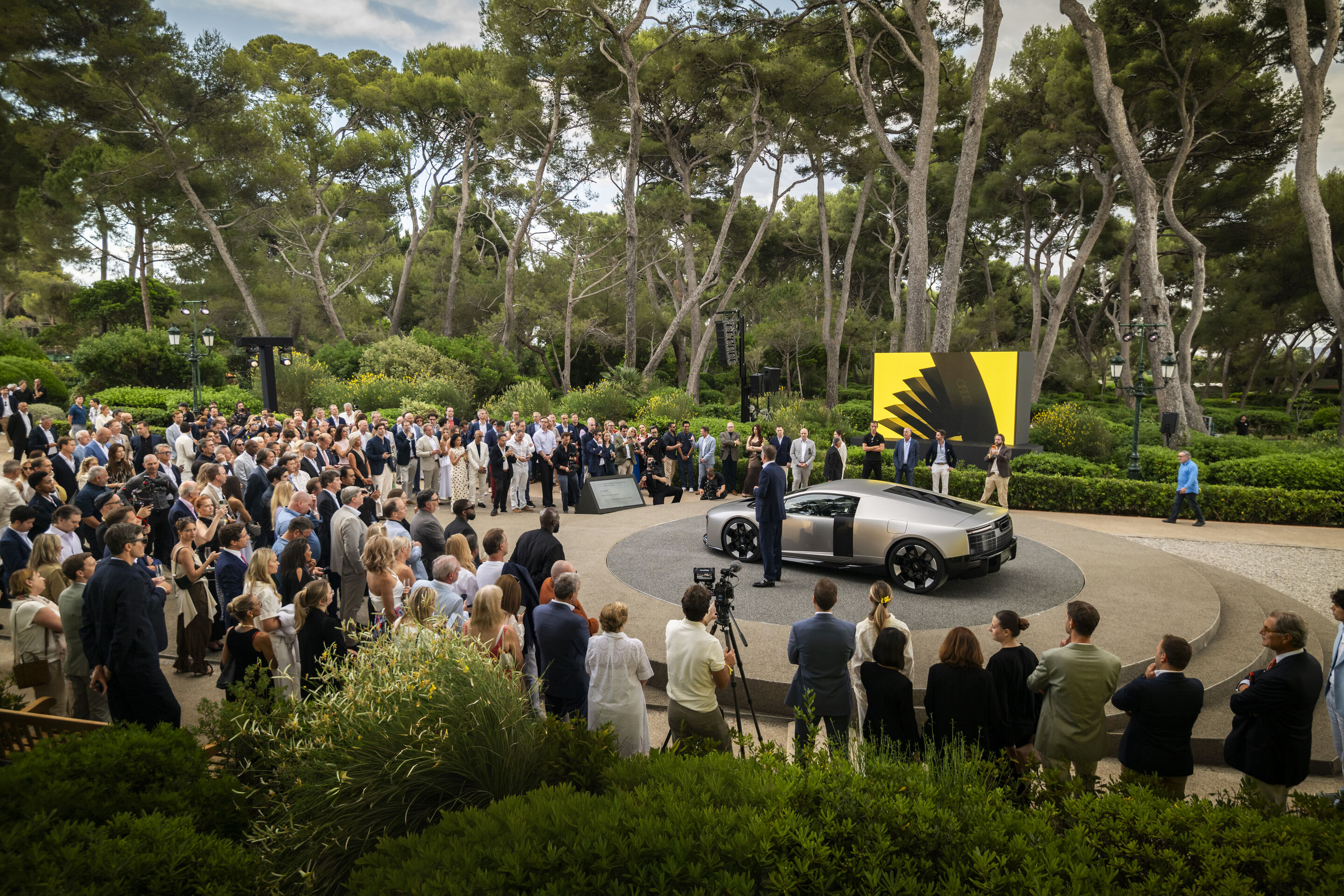 Audi präsentiert ersten Supersportwagen mit High Performance-Hybridantrieb - Mit dem Audi Nuvolari präsentiert die Marke ihren ersten Supersportwagen mit High-Performance-Hybridantrieb. Impressionen von der Präsentation des seriennahen Prototyps an der...