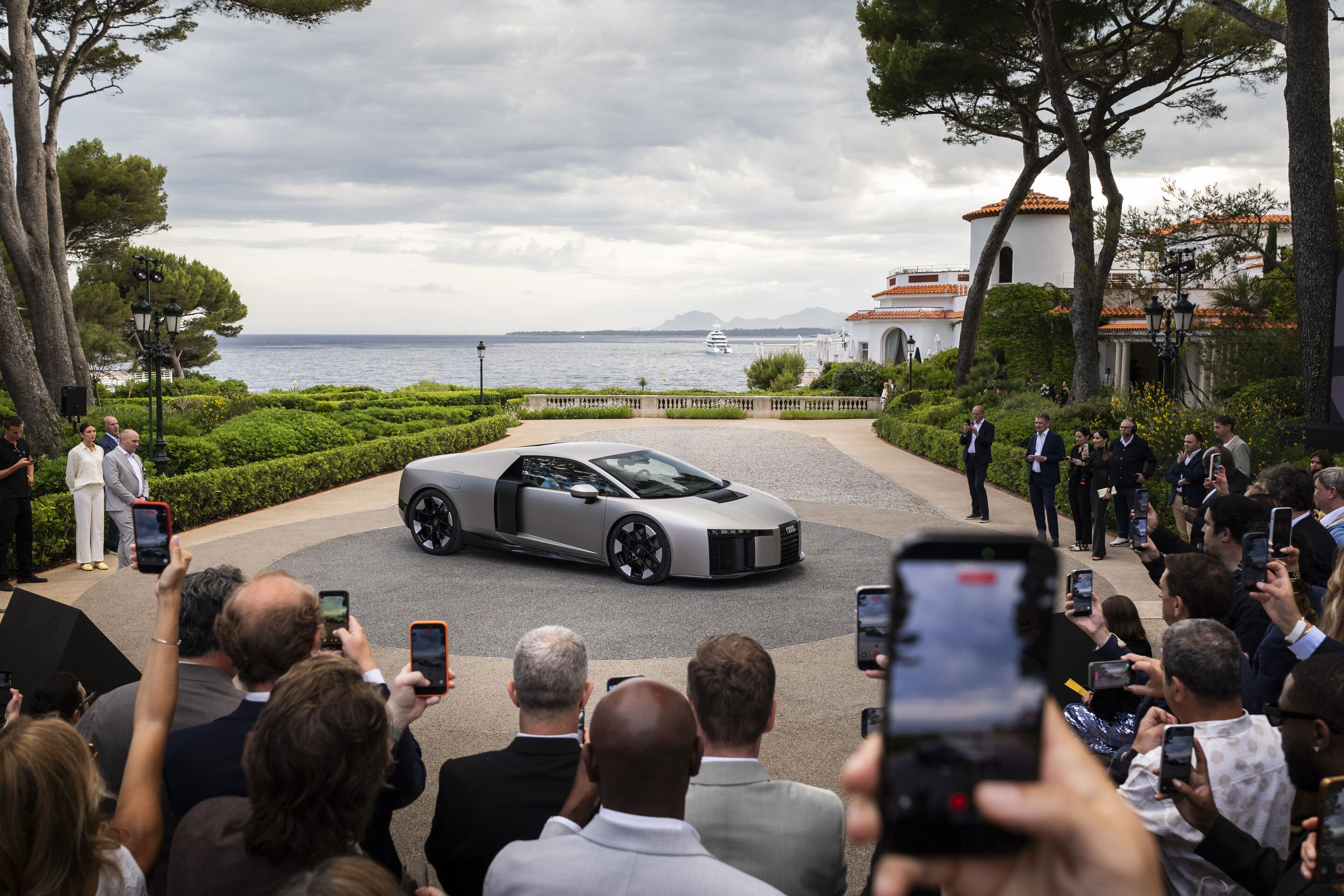 Audi präsentiert ersten Supersportwagen mit High Performance-Hybridantrieb - Mit dem Audi Nuvolari präsentiert die Marke ihren ersten Supersportwagen mit High-Performance-Hybridantrieb. Impressionen von der Präsentation des seriennahen Prototyps an der...