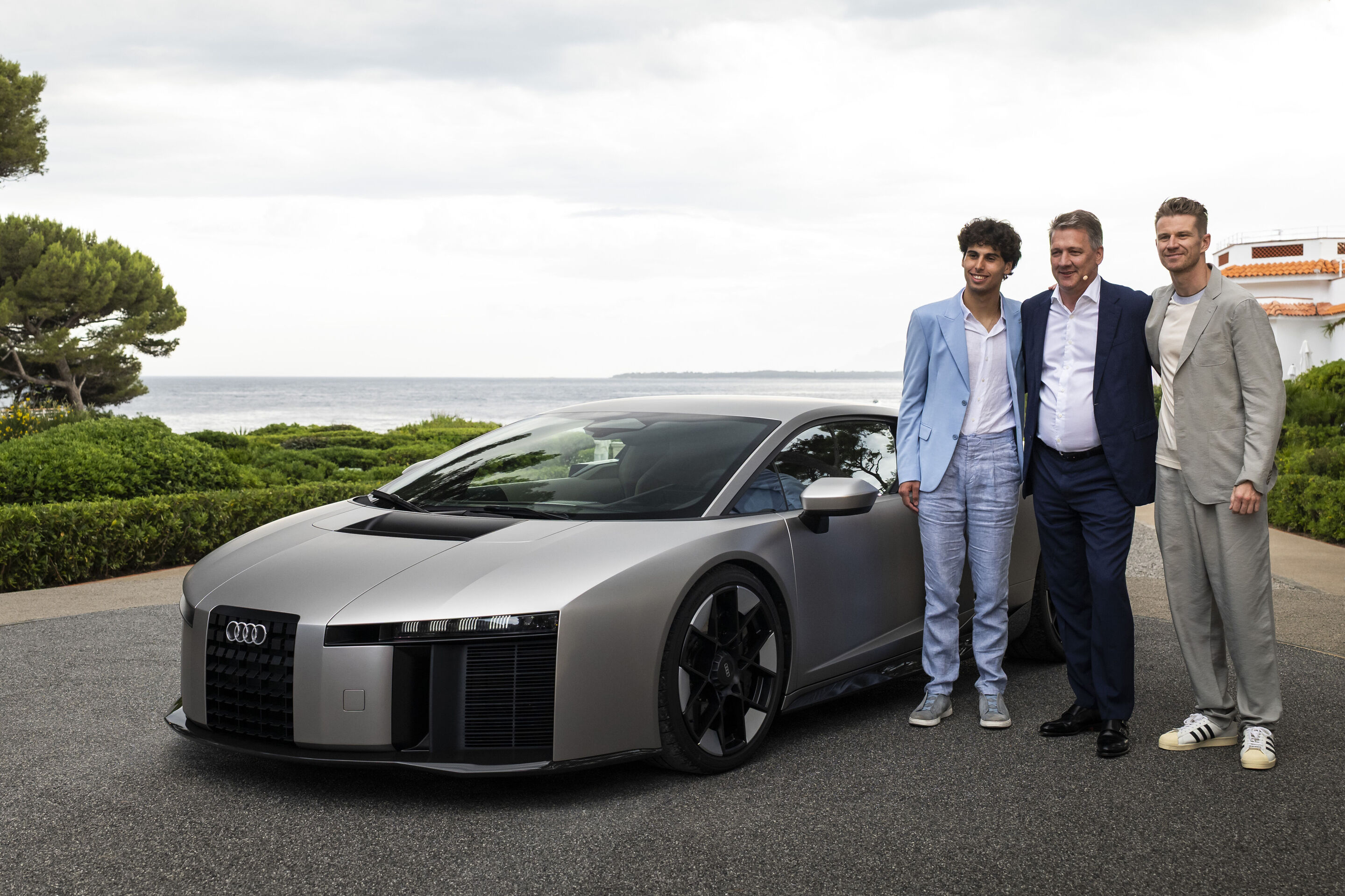 Audi präsentiert ersten Supersportwagen mit High Performance-Hybridantrieb - Mit dem Audi Nuvolari präsentiert die Marke ihren ersten Supersportwagen mit High-Performance-Hybridantrieb. Gabriel Bortoleto, Fahrer des Audi Revolut F1 Teams, Audi CEO Gernot...