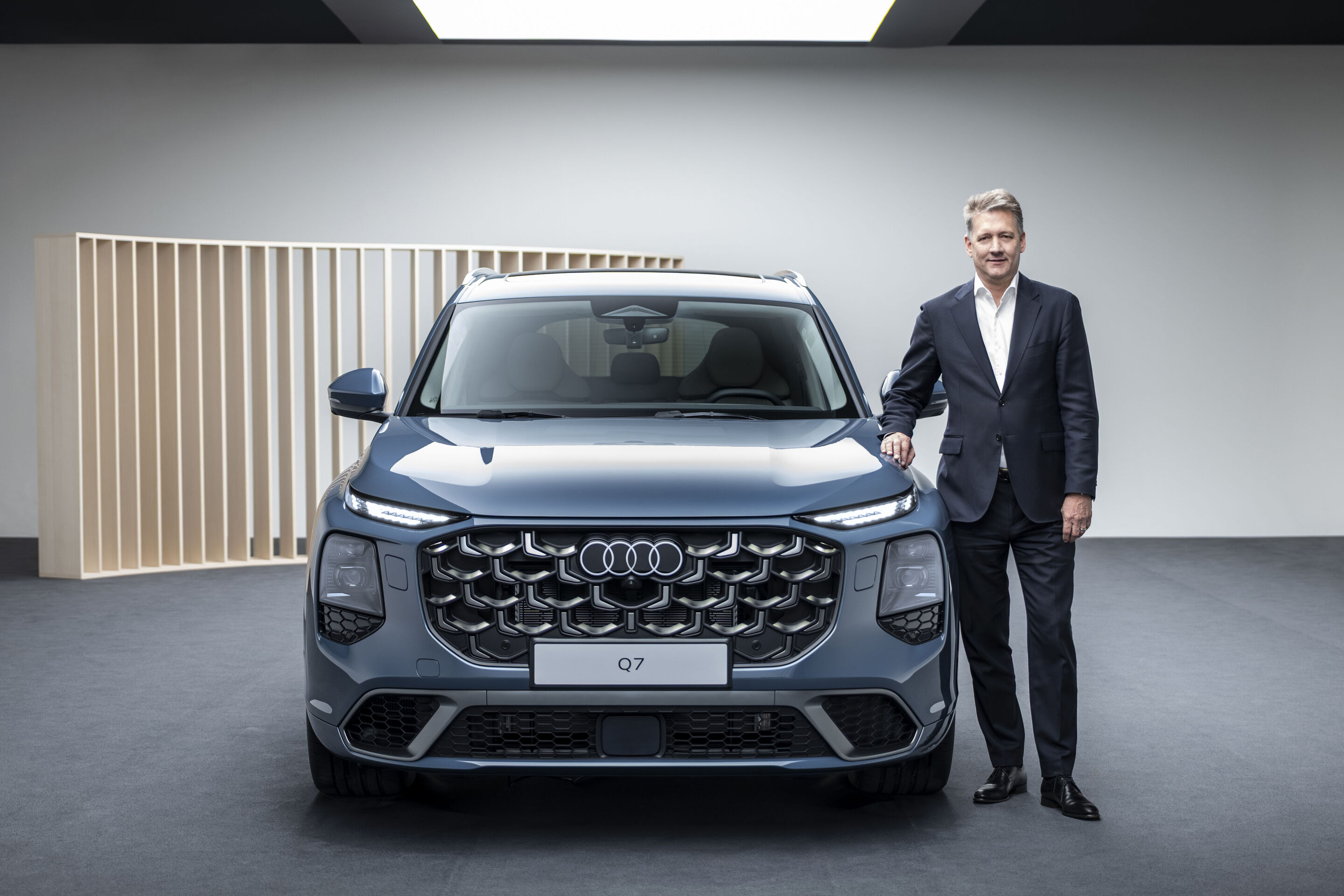 Audi Q7 SUV - Audi CEO Gernot Döllner neben dem Audi Q7