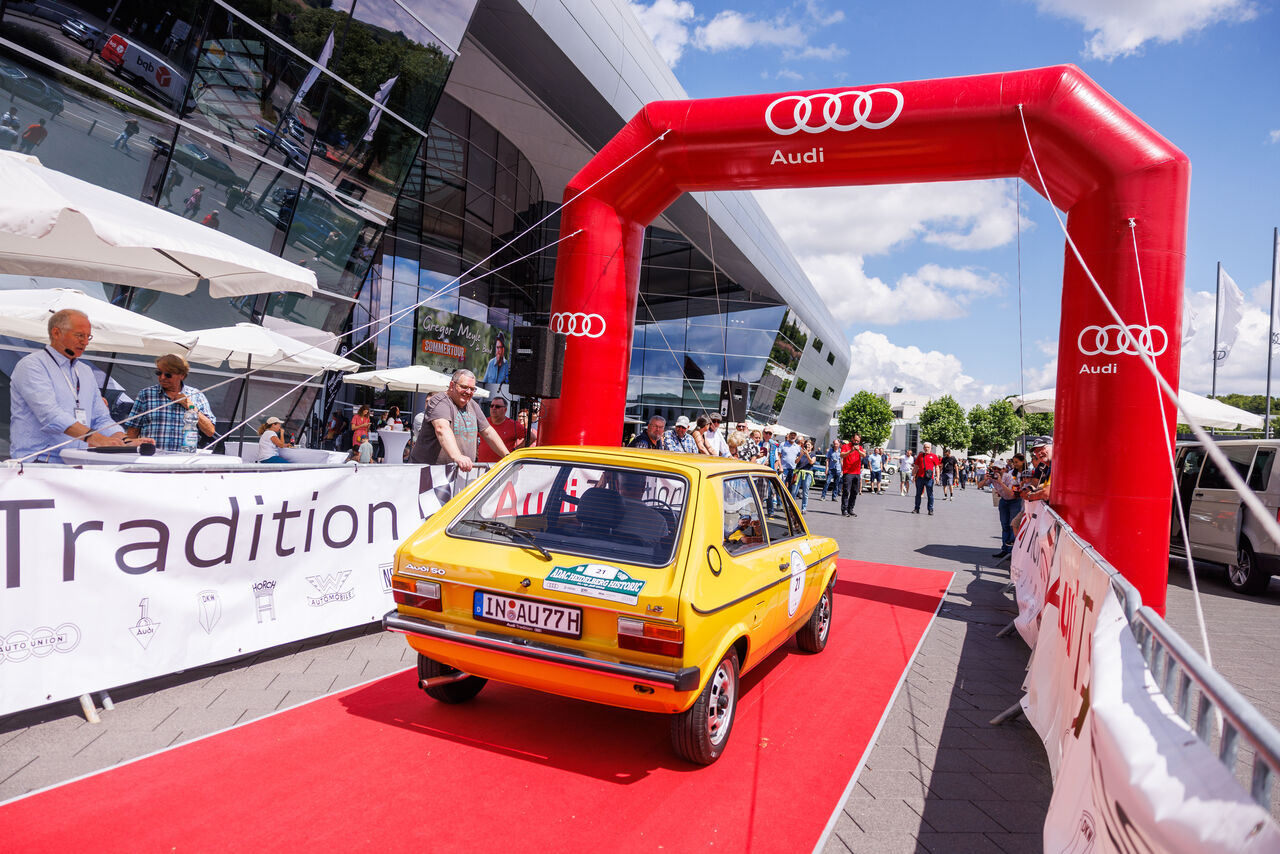 Oldtimerrallye-ADAC-Heidelberg-Historic-mit-Durchfahrt-am-Audi-Forum-Neckarsulm