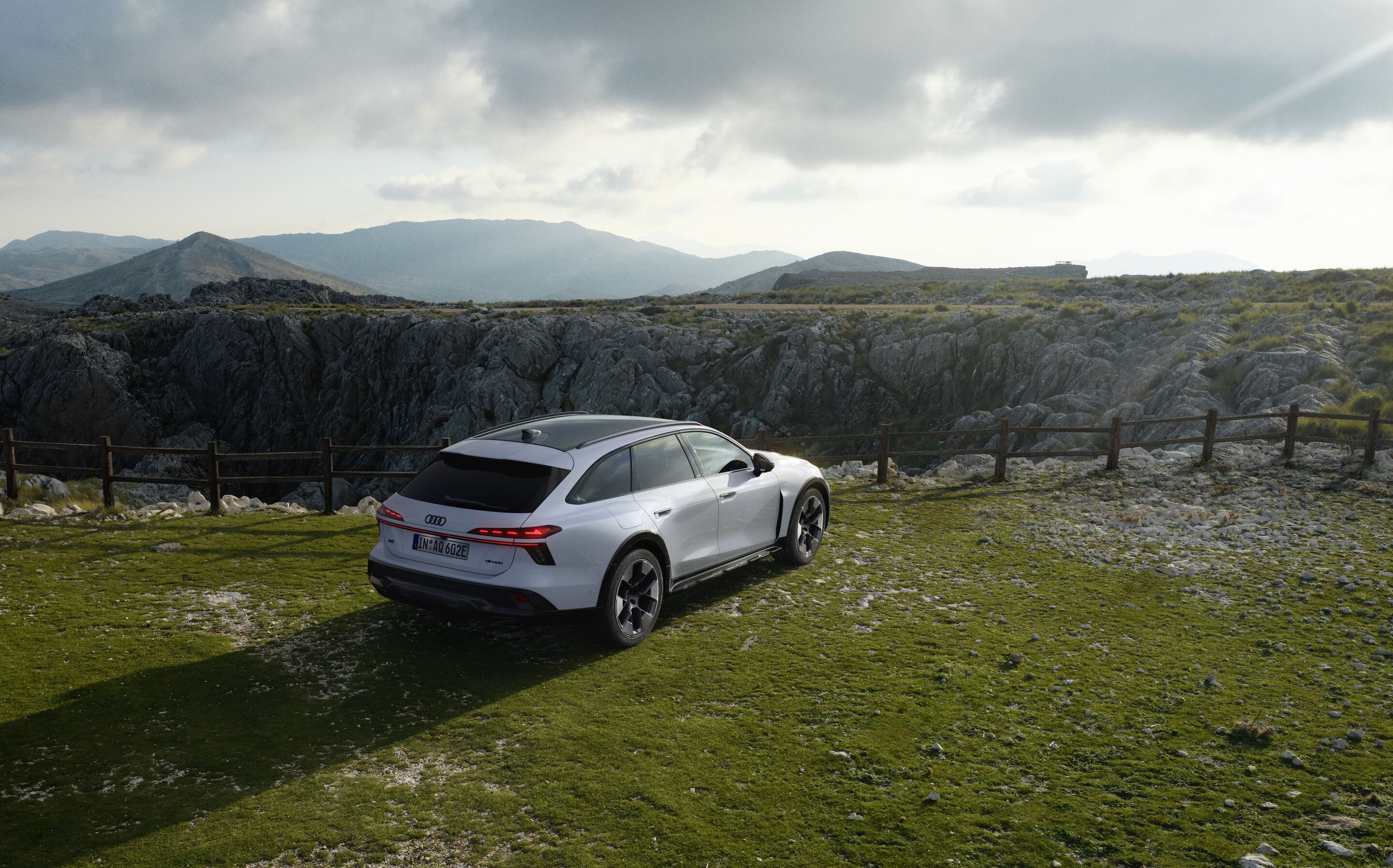 Audi A6 allroad e-hybrid quattro - Static shot Audi A6 allroad e-hybrid (glacier white) in an alpine setting.