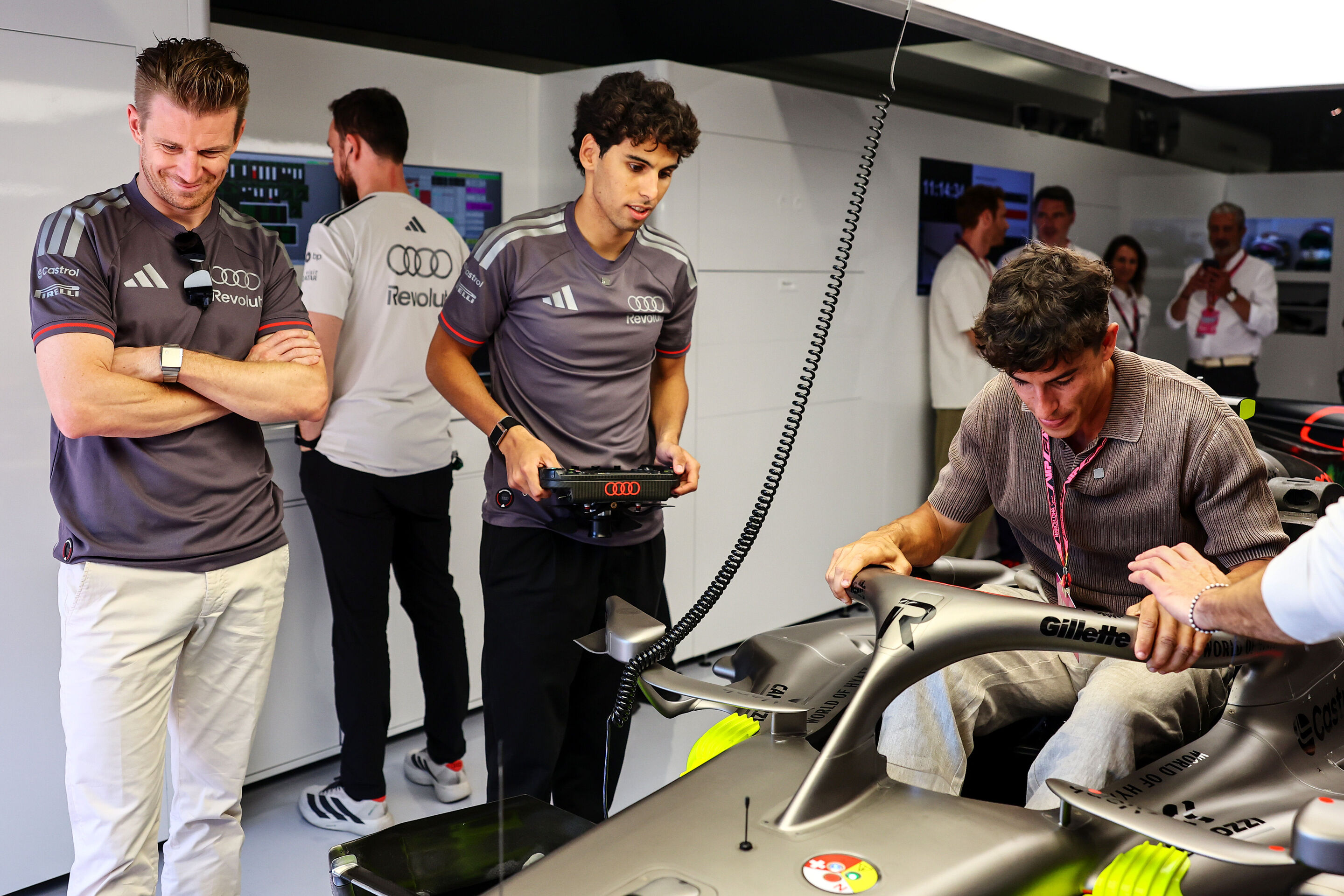 Audi Revolut F1 Team: Grand Prix von Barcelona - Ducati-Werksfahrer Marc Marquez zu Gast beim Audi Revolut F1 Team. Mit Gabriel Bortoleto und Nico Hülkenberg.