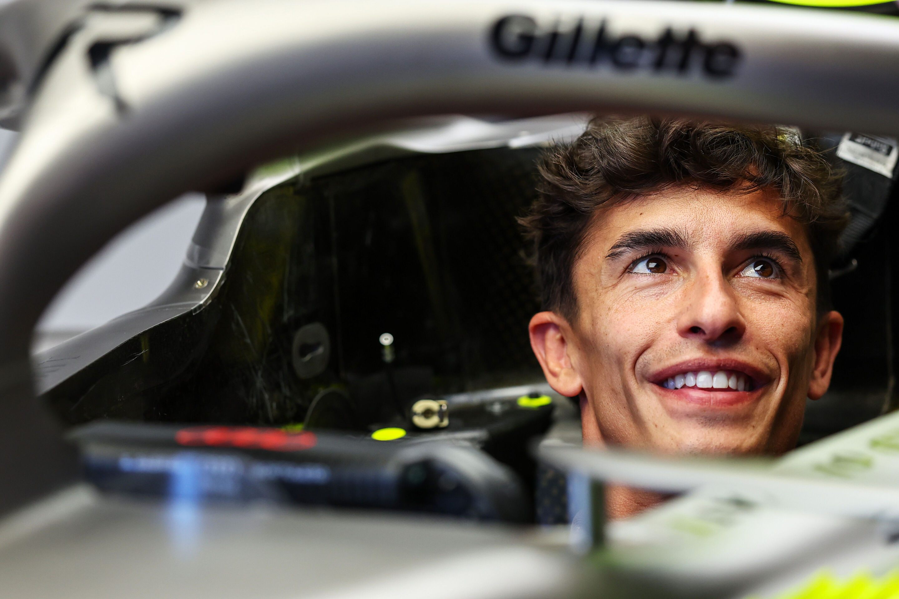 Audi Revolut F1 Team: Grand Prix von Barcelona - Ducati-Werksfahrer Marc Marquez zu Gast beim Audi Revolut F1 Team. Sitzprobe im Audi R26.