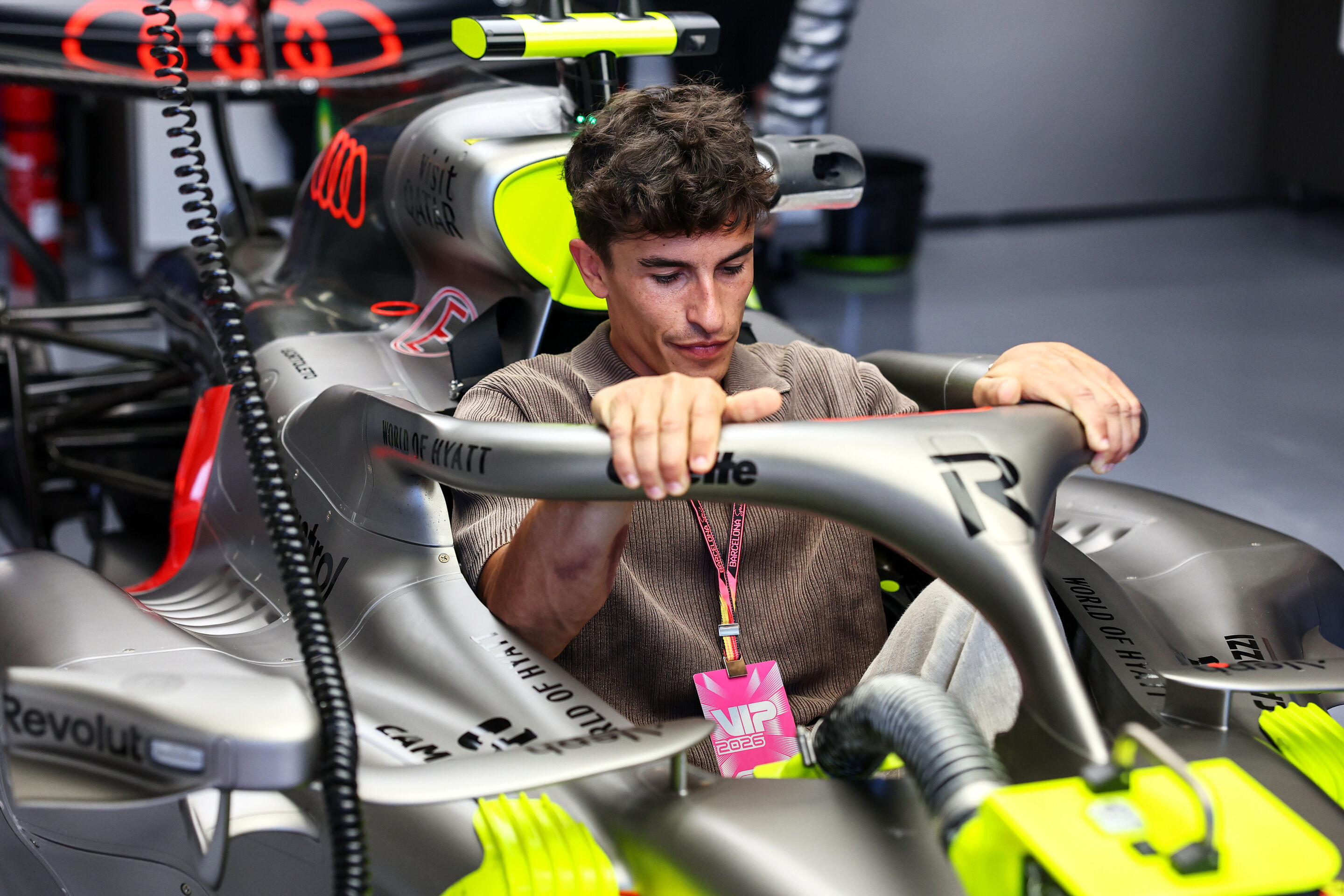 Audi Revolut F1 Team: Grand Prix von Barcelona - Ducati-Werksfahrer Marc Marquez zu Gast beim Audi Revolut F1 Team. Sitzprobe im Audi R26.