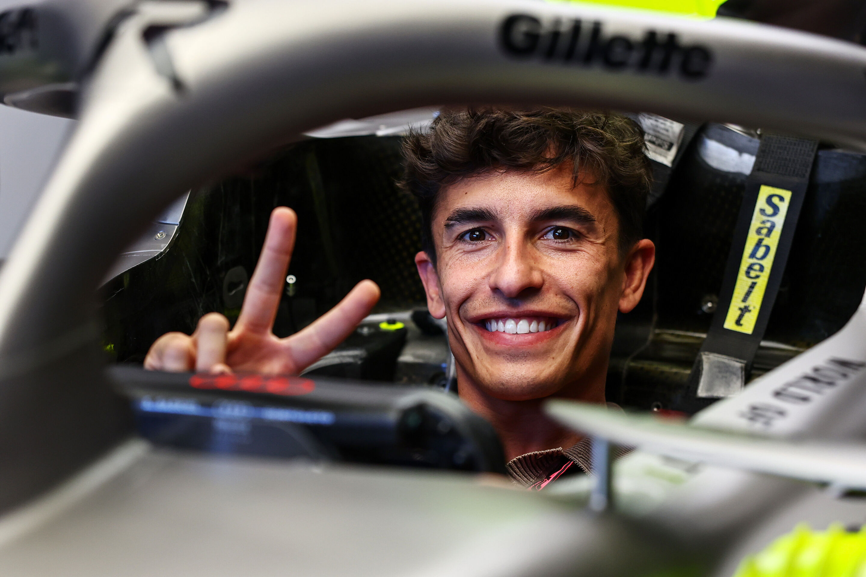Audi Revolut F1 Team: Grand Prix von Barcelona - Ducati-Werksfahrer Marc Marquez zu Gast beim Audi Revolut F1 Team. Sitzprobe im Audi R26.