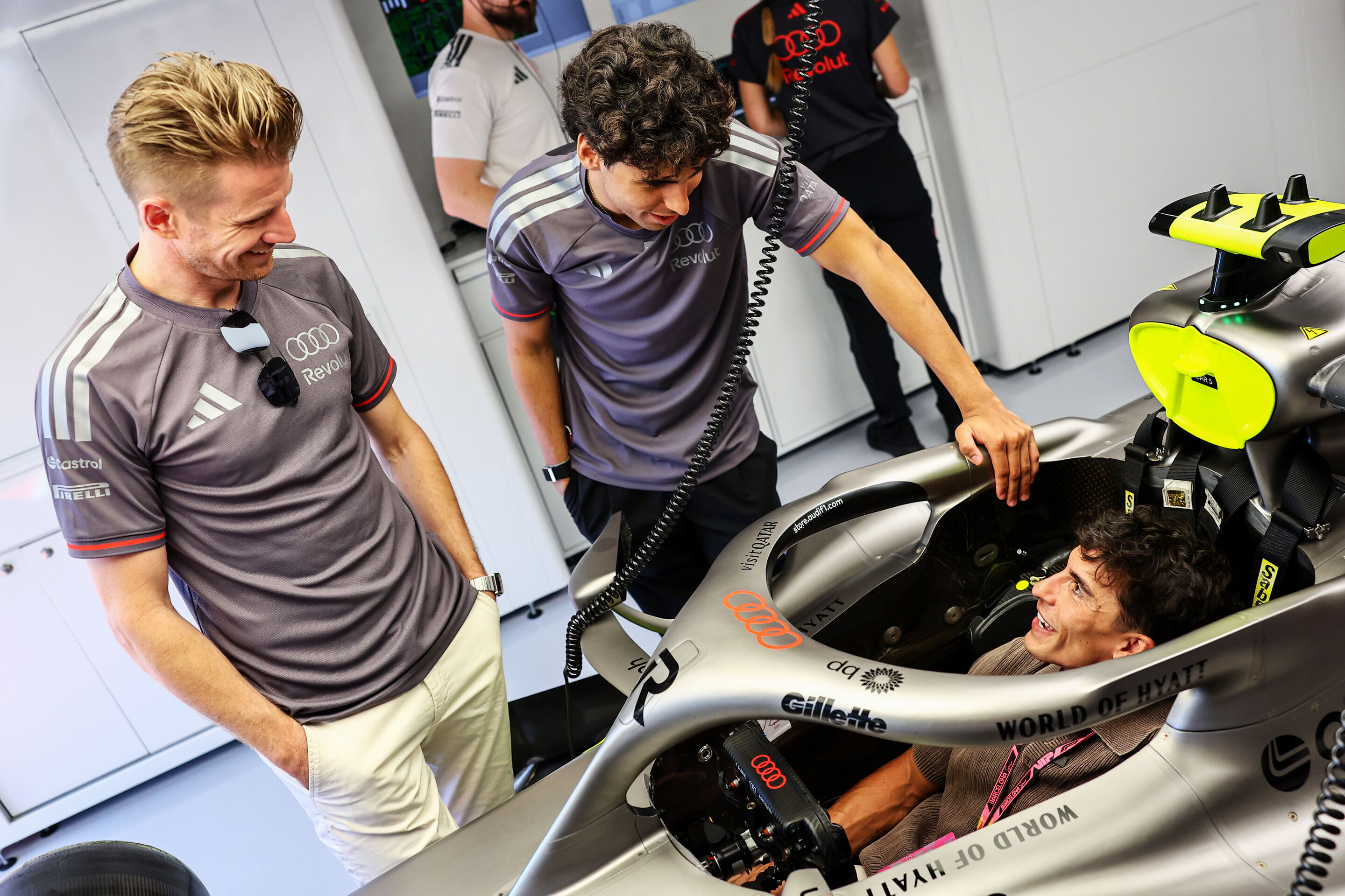 Audi Revolut F1 Team: Grand Prix von Barcelona - Ducati-Werksfahrer Marc Marquez zu Gast beim Audi Revolut F1 Team. Mit Gabriel Bortoleto und Nico Hülkenberg.