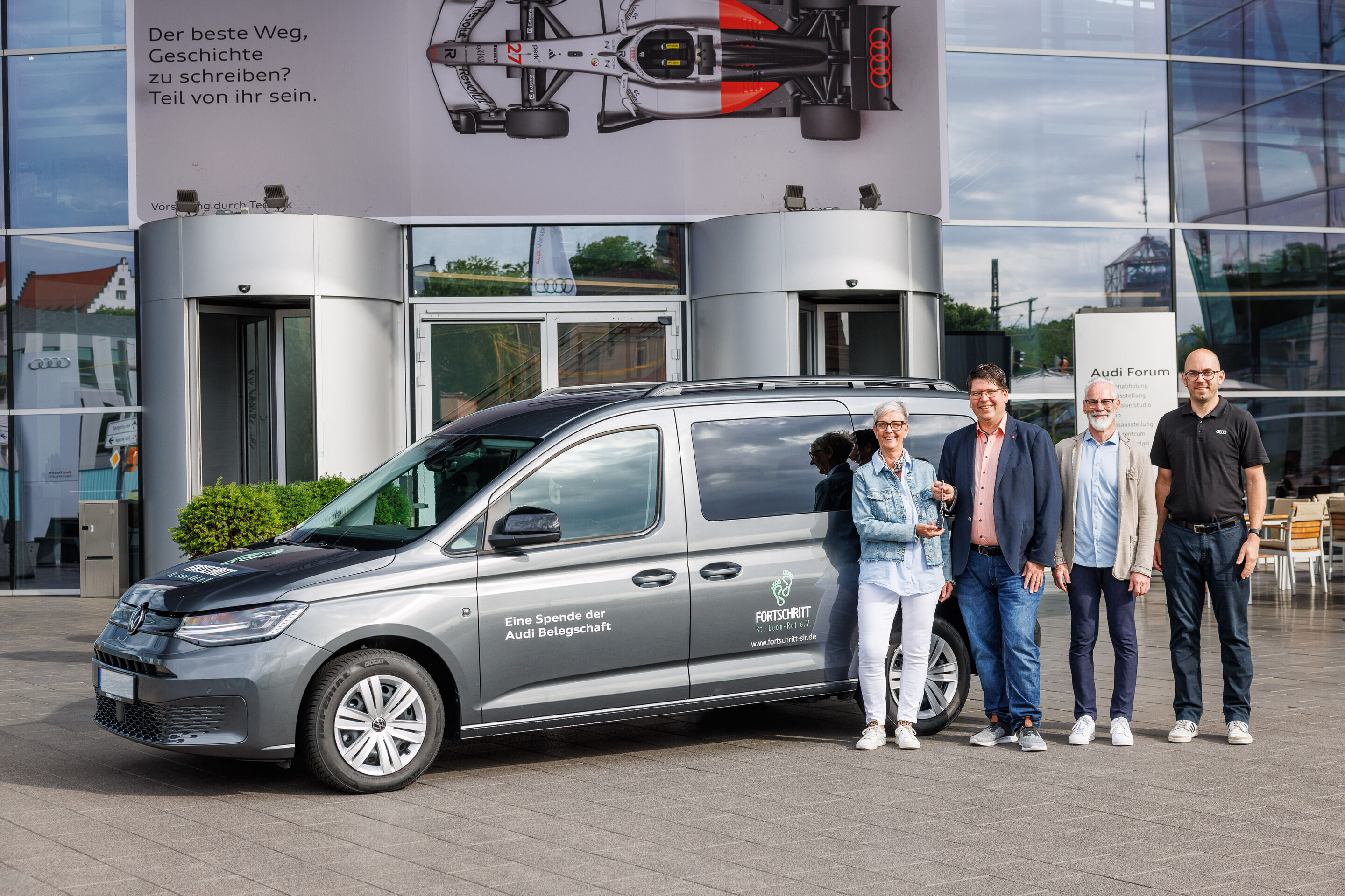 Verein FortSchritt St. Leon-Rot e. V. wird durch Audi Belegschaftsspende mobil - v.l.n.r. Silvia Falkenstein erhält den Fahrzeugschlüssel des Spendenfahrzeugs von Alexander Reinhart, Albert Metz und Christian Behnke freuen sich über den neuen Caddy