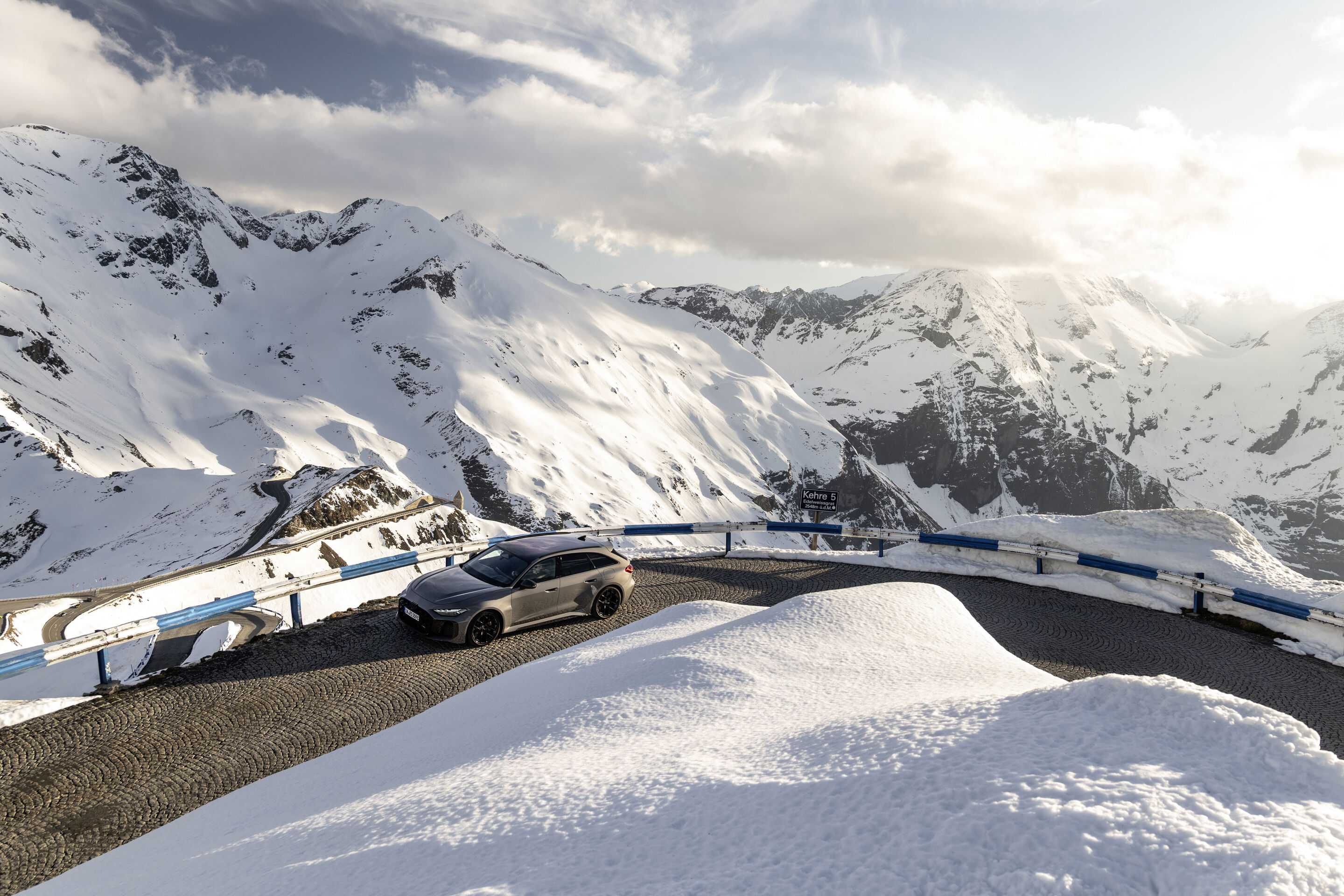 Audi RS 5 Avant - Audi RS 5 Avant in Plateau grey, outdoor driving shot, exterior, in a mountainous landscape.