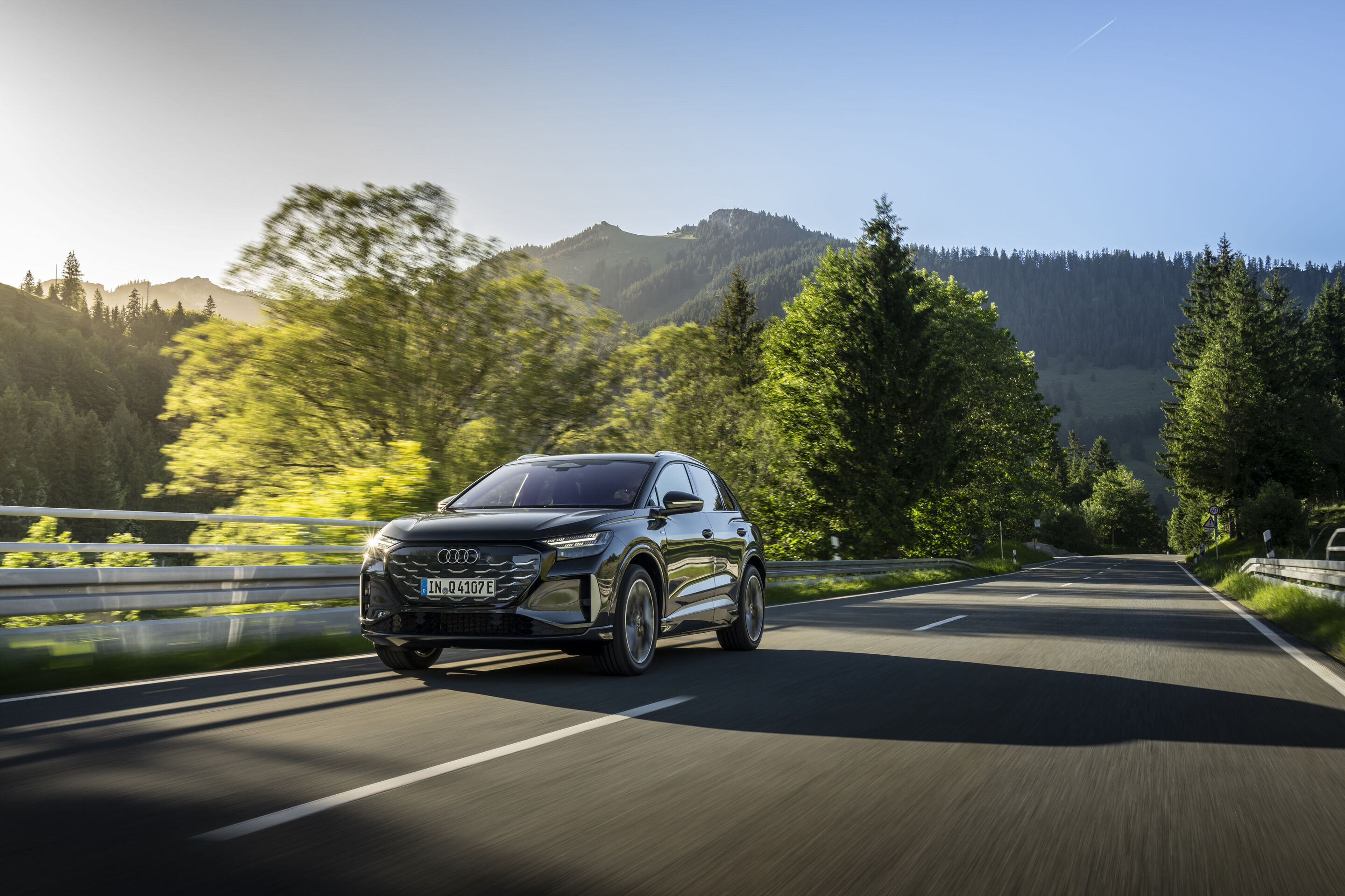 Ein Auto für jeden Moment: Unterwegs im Audi Q4 e-tron - Tamboragrau, Outdoor-Fahraufnahme, Exterieur, Dreiviertelfrontansicht