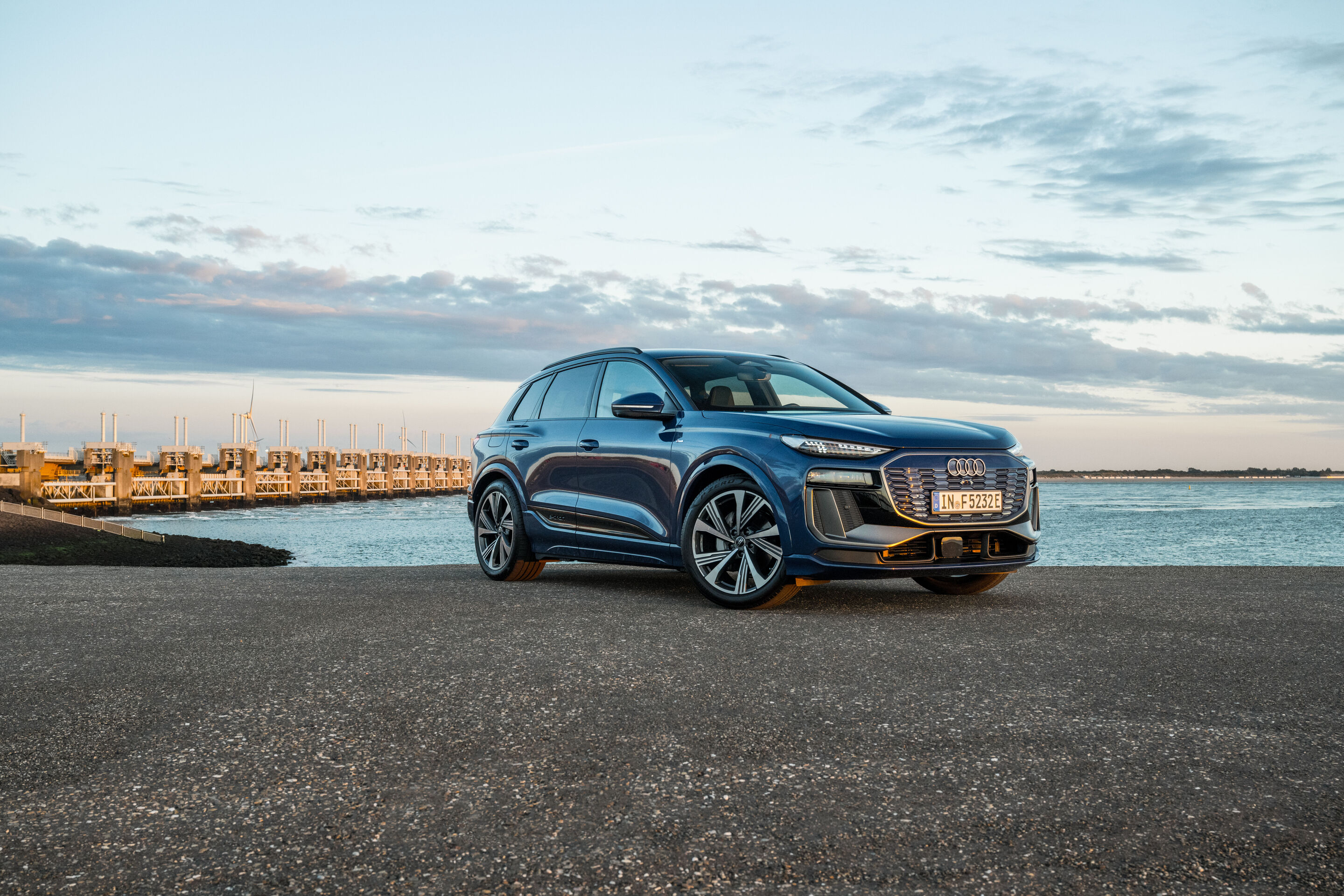 Audi Q6 e-tron Lifecycle Experience - Standaufnahme: Audi Q6 e-tron (Ascariblau), Dreiviertel-Front-Ansicht.
