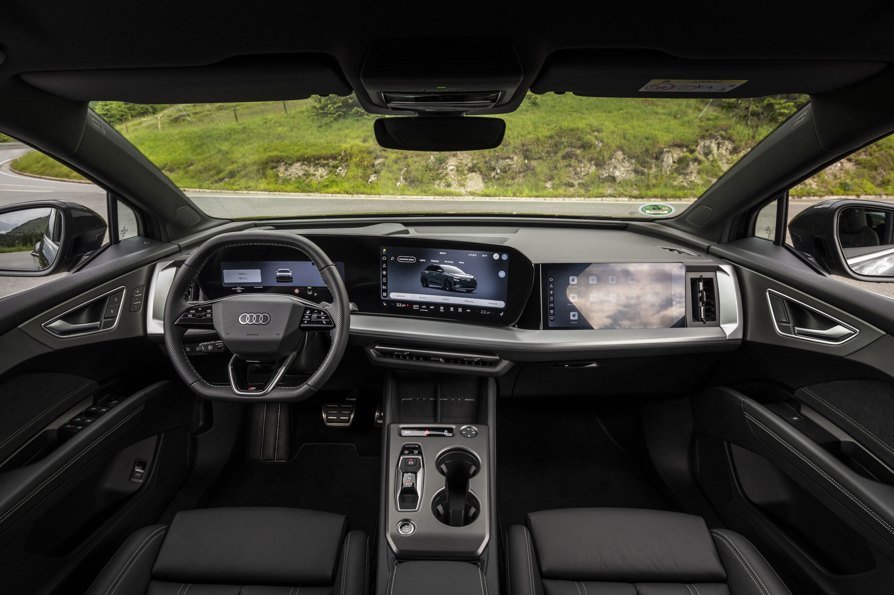 Ein Auto für jeden Moment: Unterwegs im Audi Q4 e-tron - Outdoor-Standaufnahme, Interieur, Cockpit des Audi Q4 e-tron