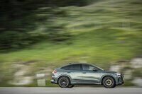 Ein Auto für jeden Moment: Unterwegs im Audi Q4 e-tron - Audi Q4 Sportback e-tron in Sage grün metallic, Outdoor-Fahraufnahme, Exterieur, Seitenansicht vor grüner Hangkulisse.