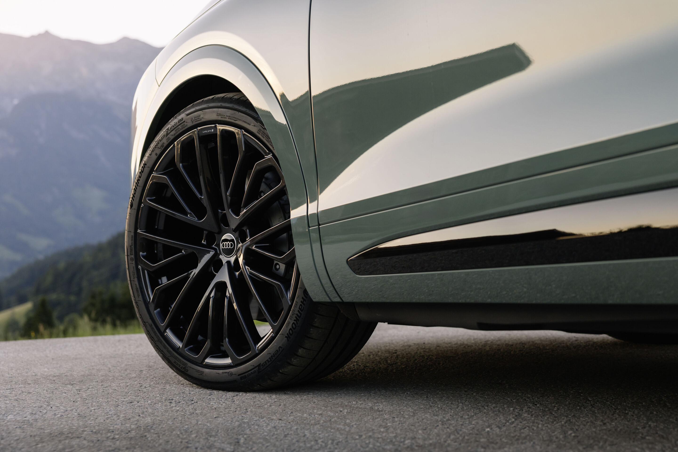 Audi Q7 SUV - Agave green metallic, outdoor static photo, exterior, wheel