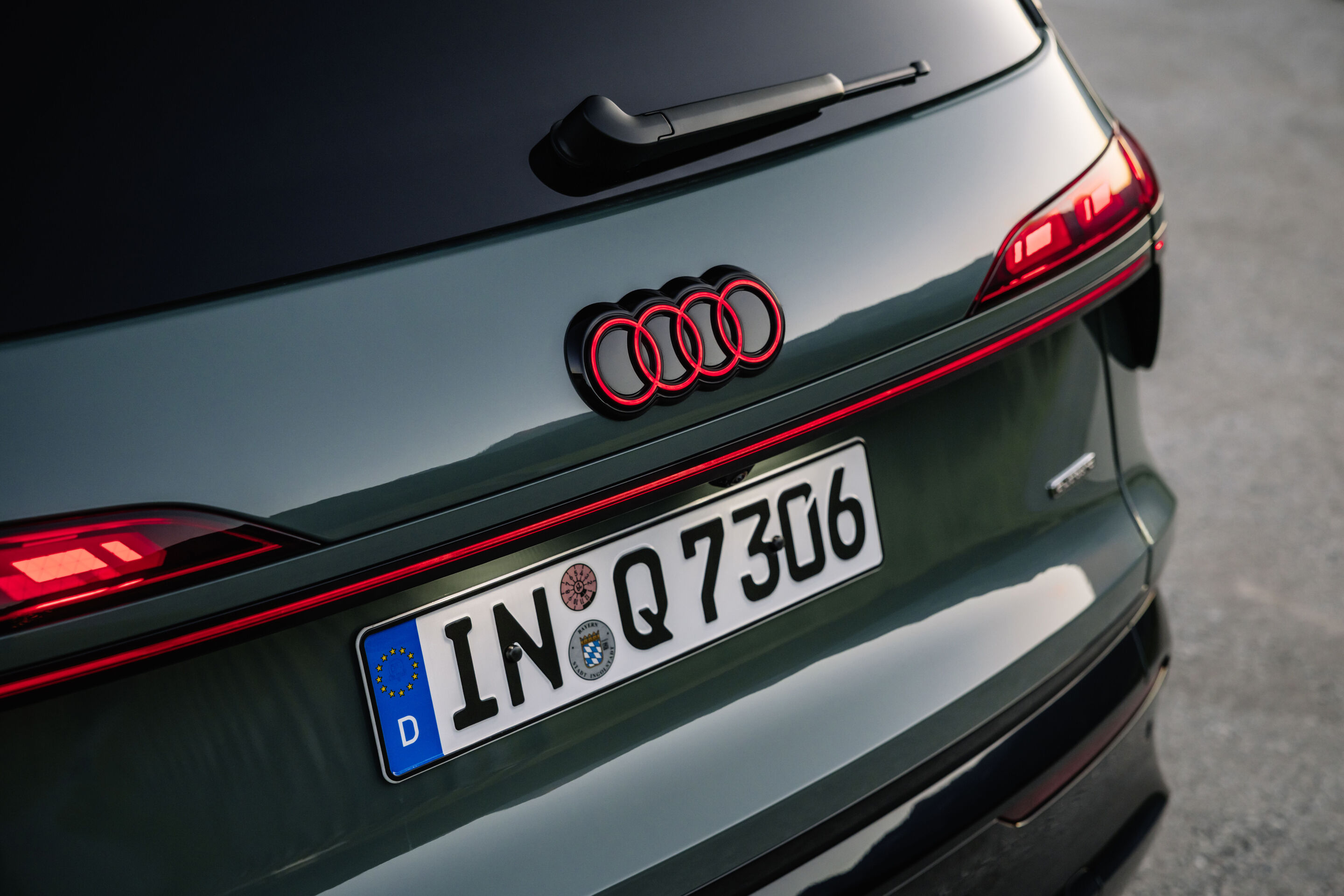 Audi Q7 SUV - Agavengrün Metallic, Outdoor-Standaufnahme, Exterieur, Detailansicht Heck