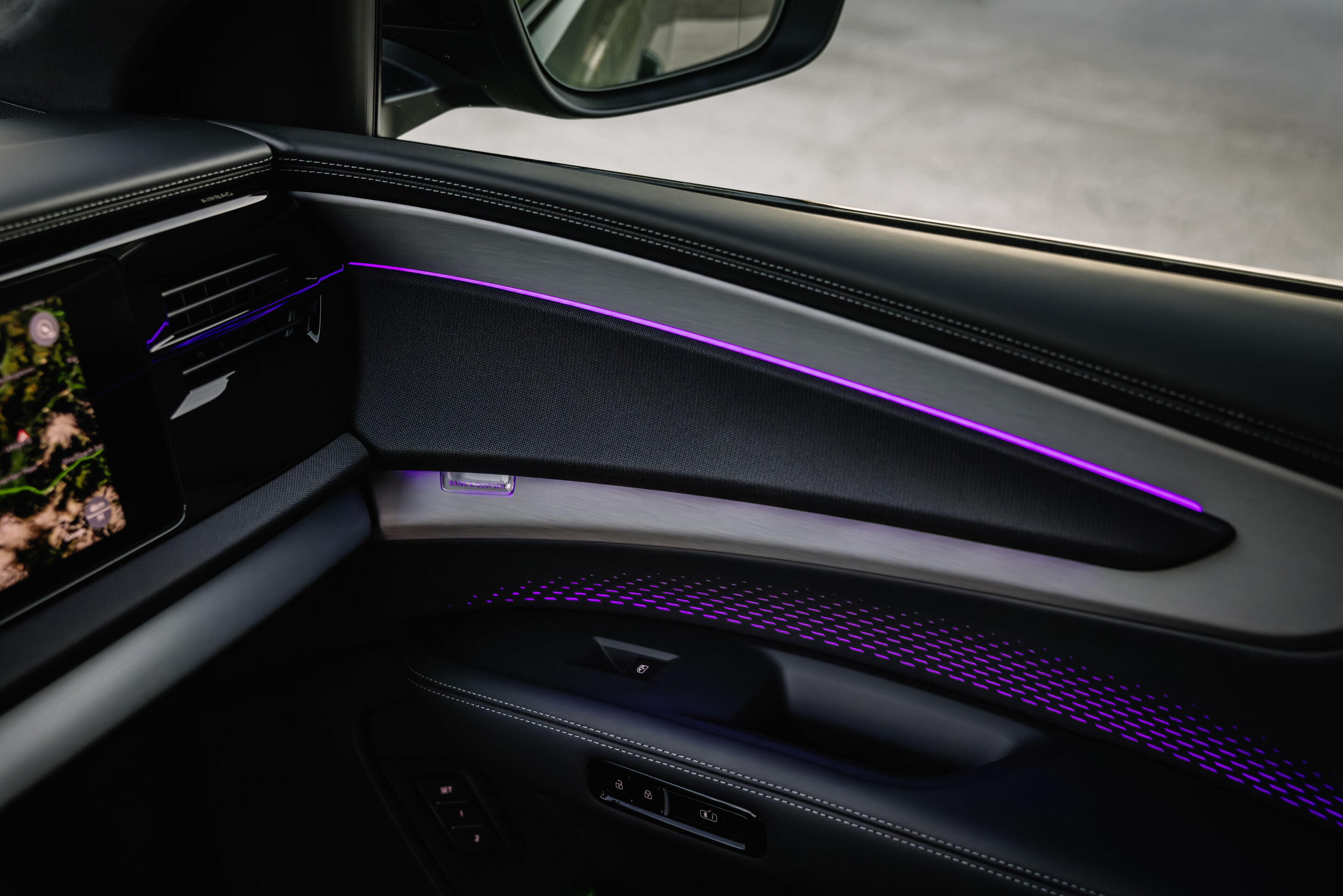 Audi Q7 SUV - Agave green metallic, static photo, interior, lighting