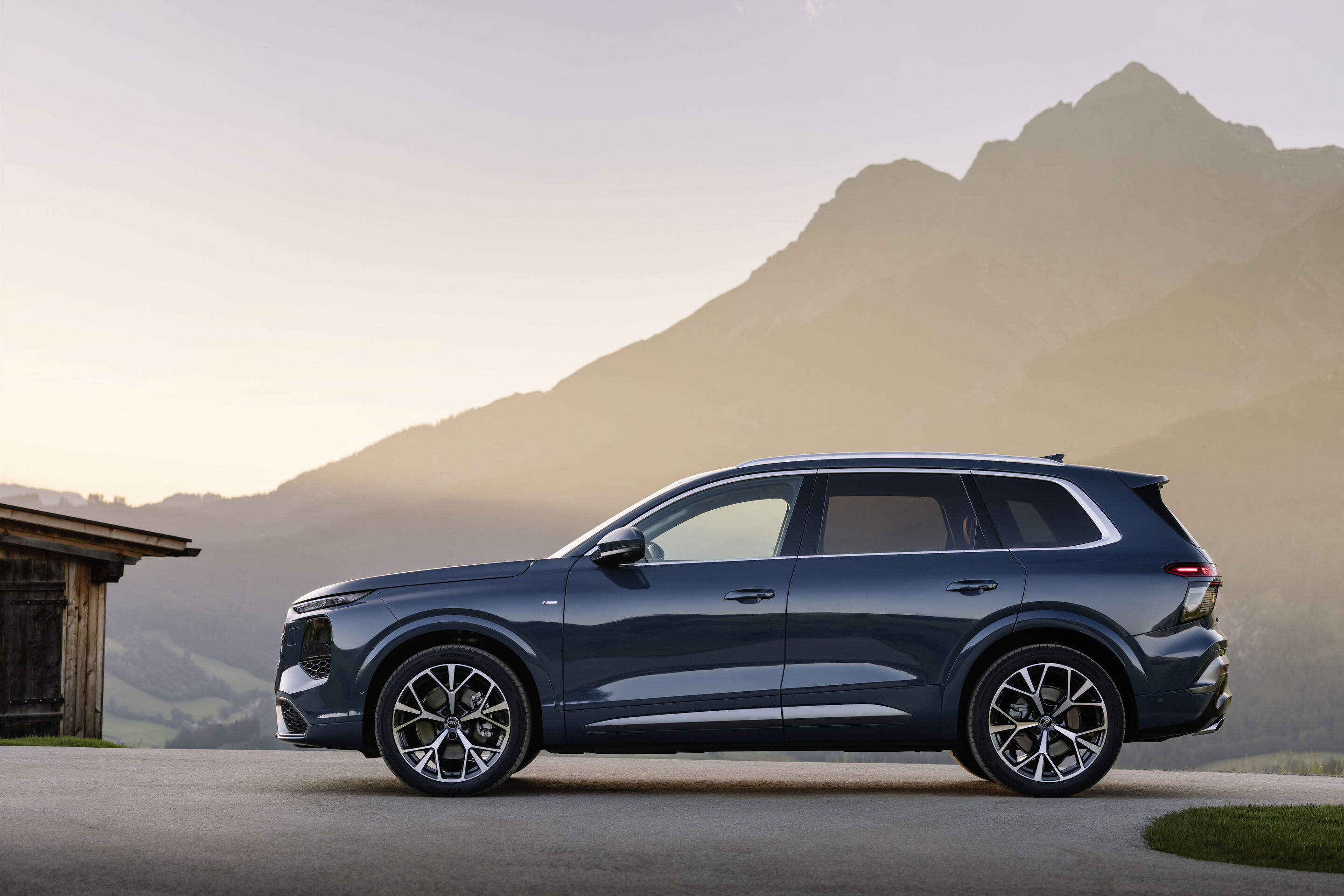 Audi Q7 SUV - Alopias blue metallic, static photo, exterior, side view