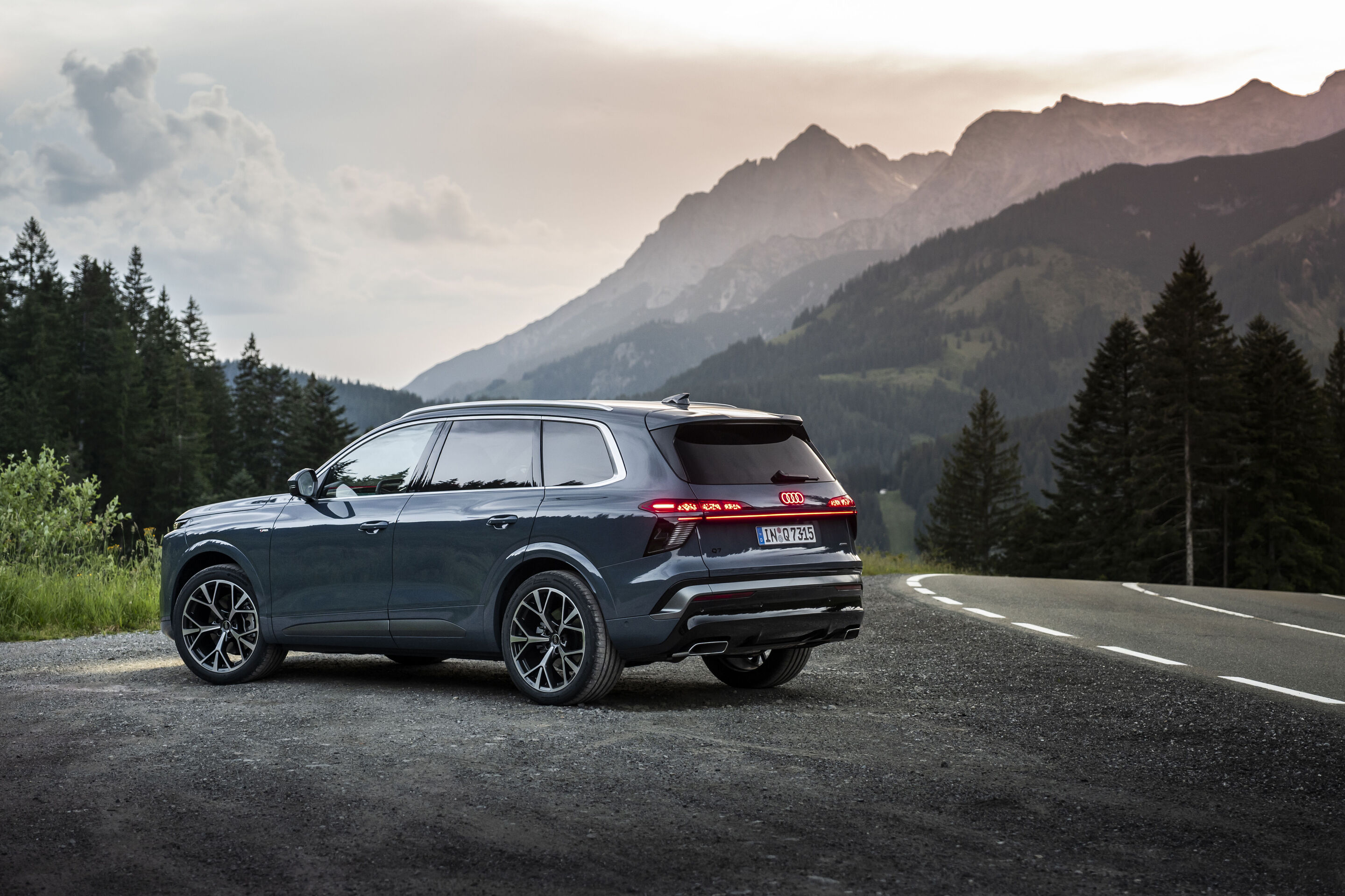Audi Q7 SUV - Alopias blue metallic, static photo, exterior, three-quarter rear view
