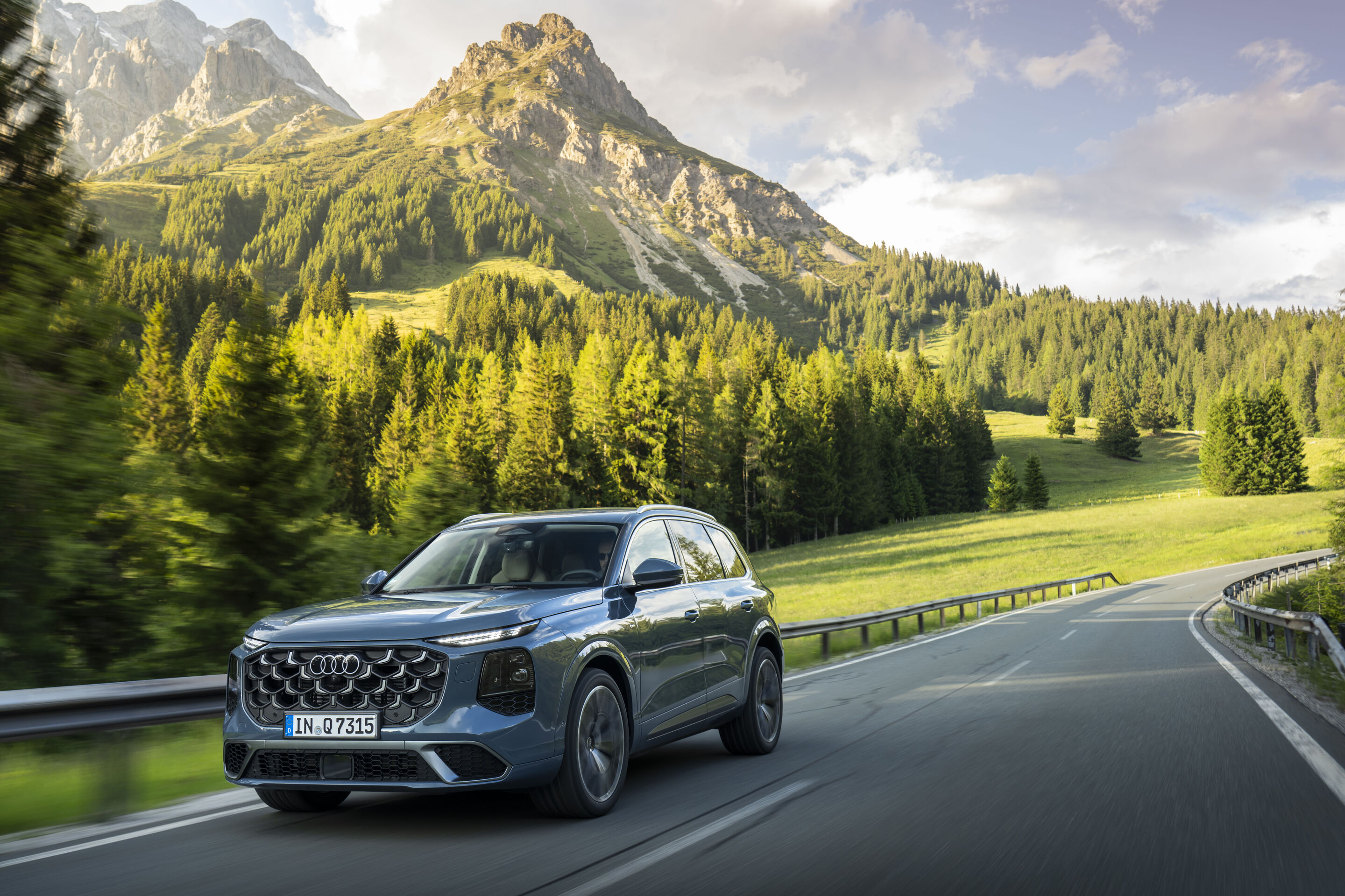 Audi Q7 SUV - Alopiasblau Metallic, Fahraufnahme, Exterieur, Dreiviertelfrontansicht