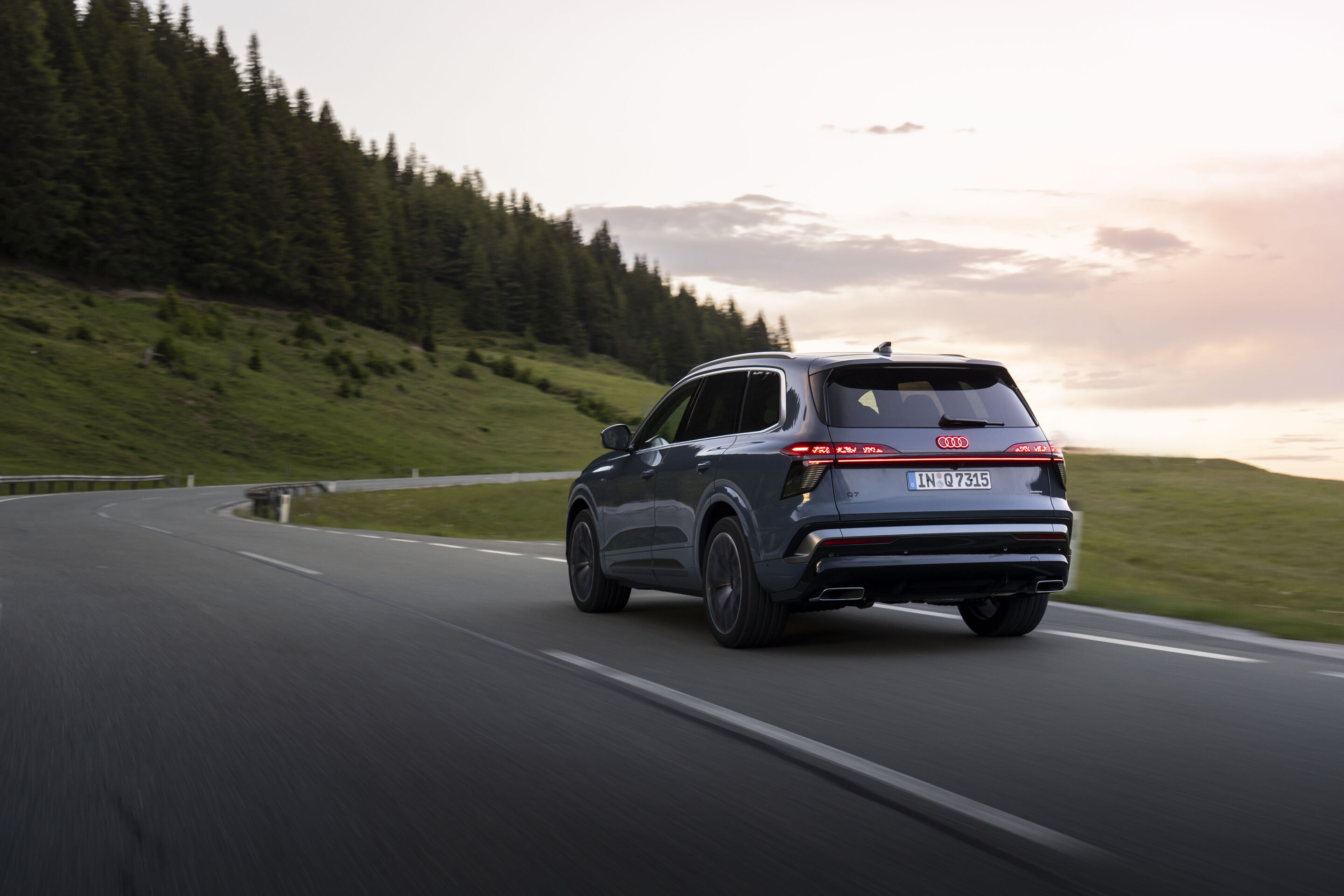 Audi Q7 SUV - Alopiasblau Metallic, Fahraufnahme, Exterieur, Dreiviertelheckansicht