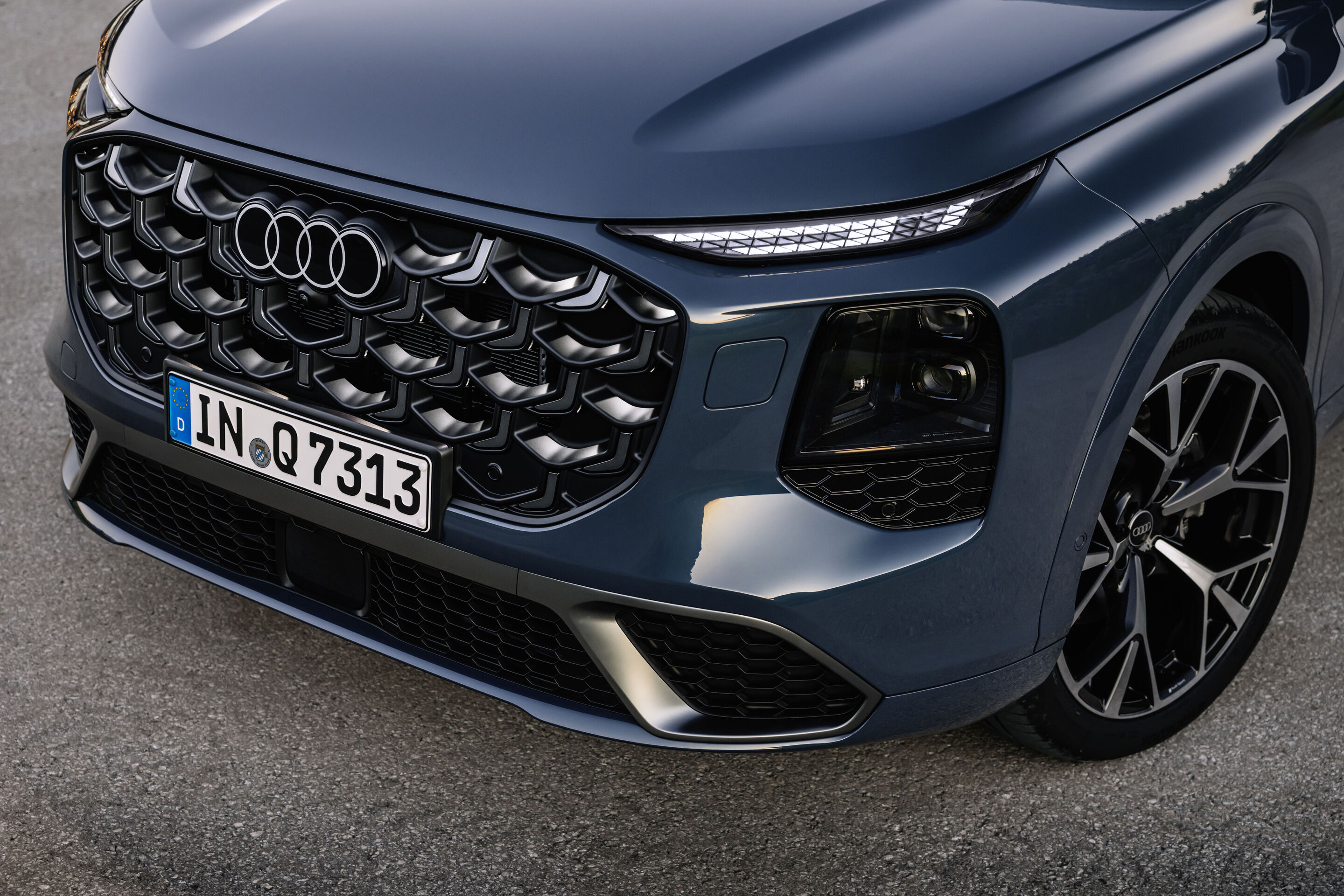 Audi Q7 SUV - Alopias blue metallic, outdoor static photo, exterior, detailed front view