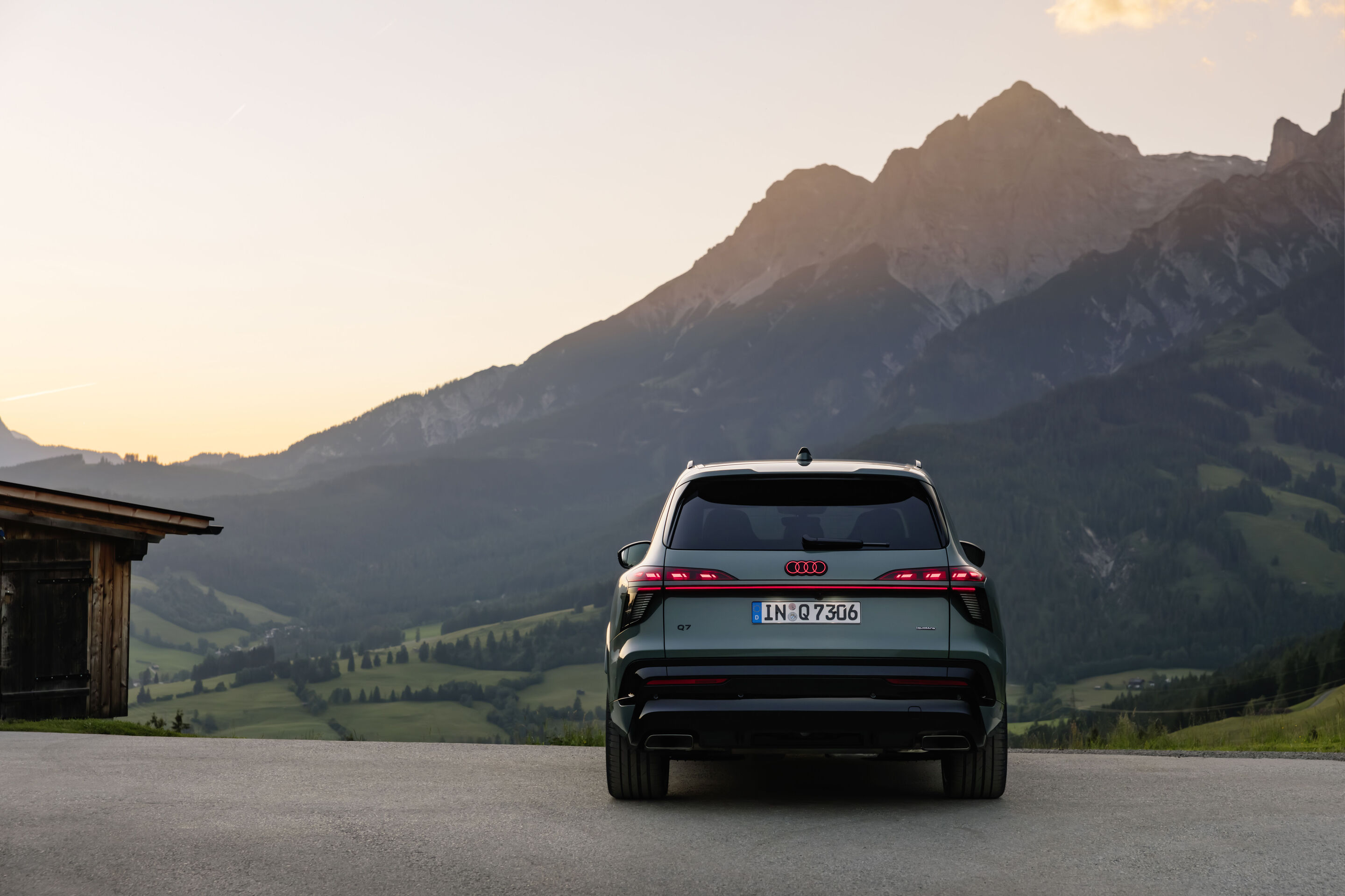 Audi Q7 SUV - Agavengrün Metallic, Standaufnahme, Exterieur, Heckansicht