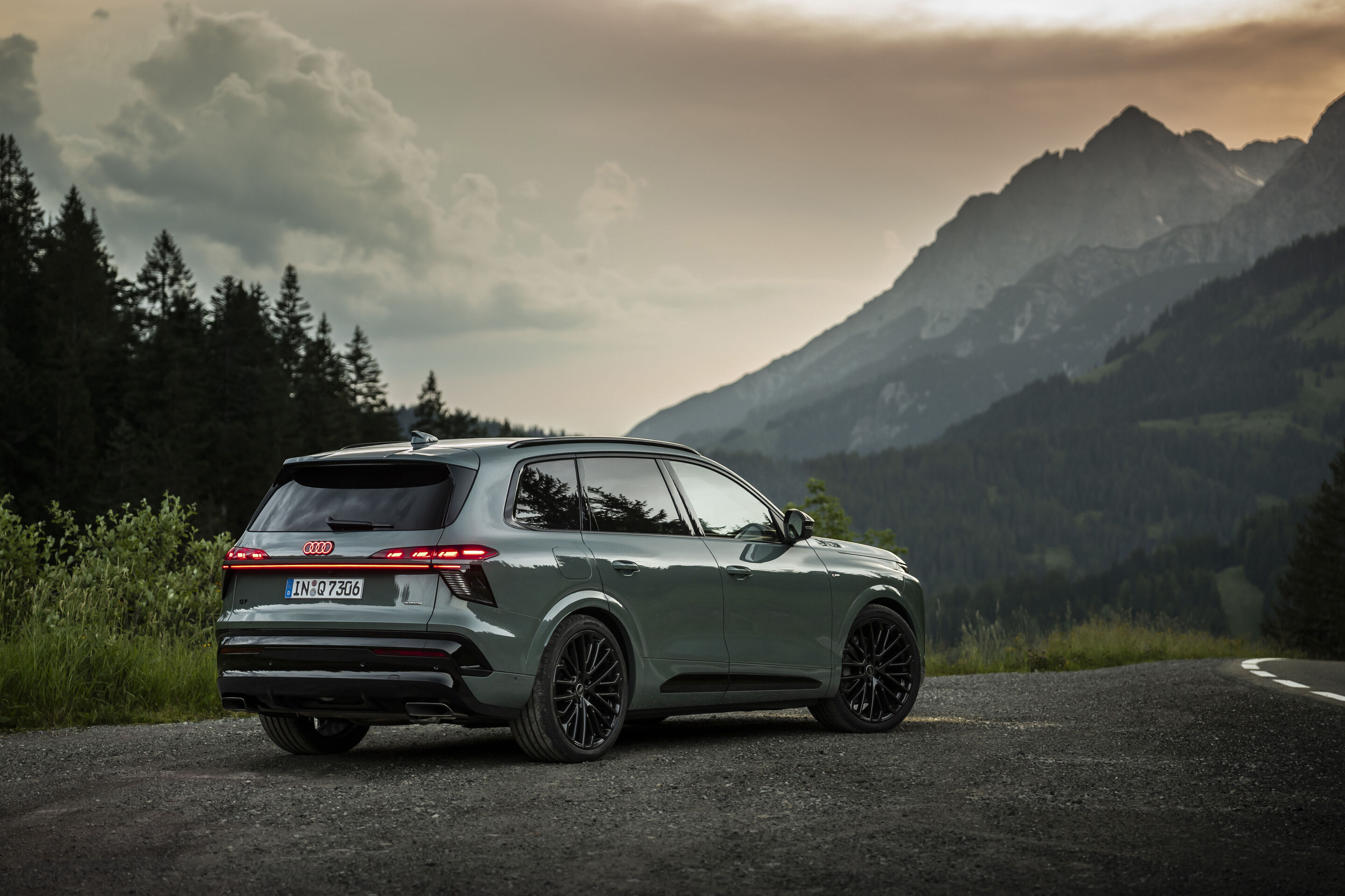 Audi Q7 SUV - Agavengrün Metallic, Standaufnahme, Exterieur, Dreiviertelheckansicht