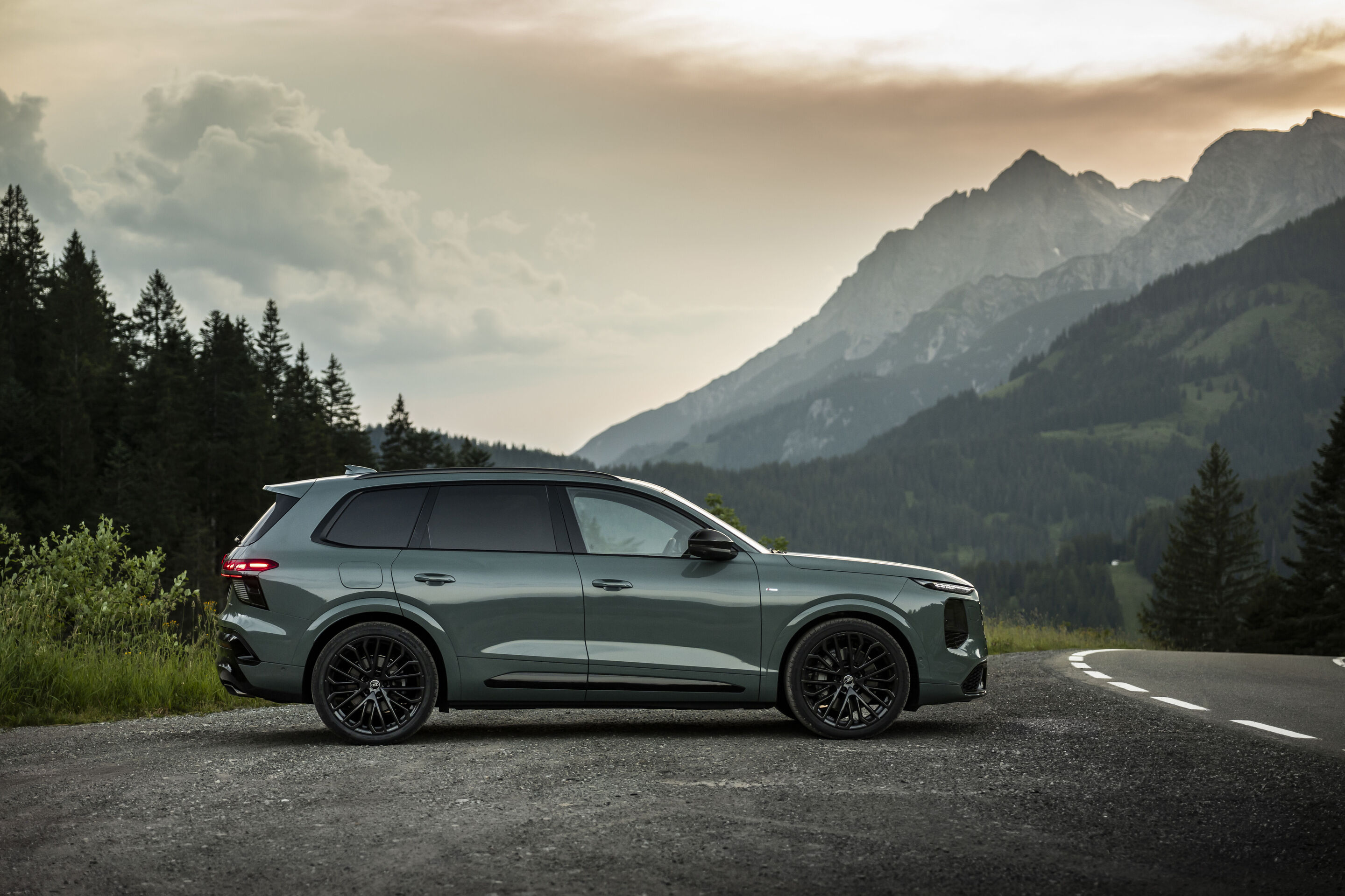 Audi Q7 SUV - Agave green metallic, static photo, exterior, side view