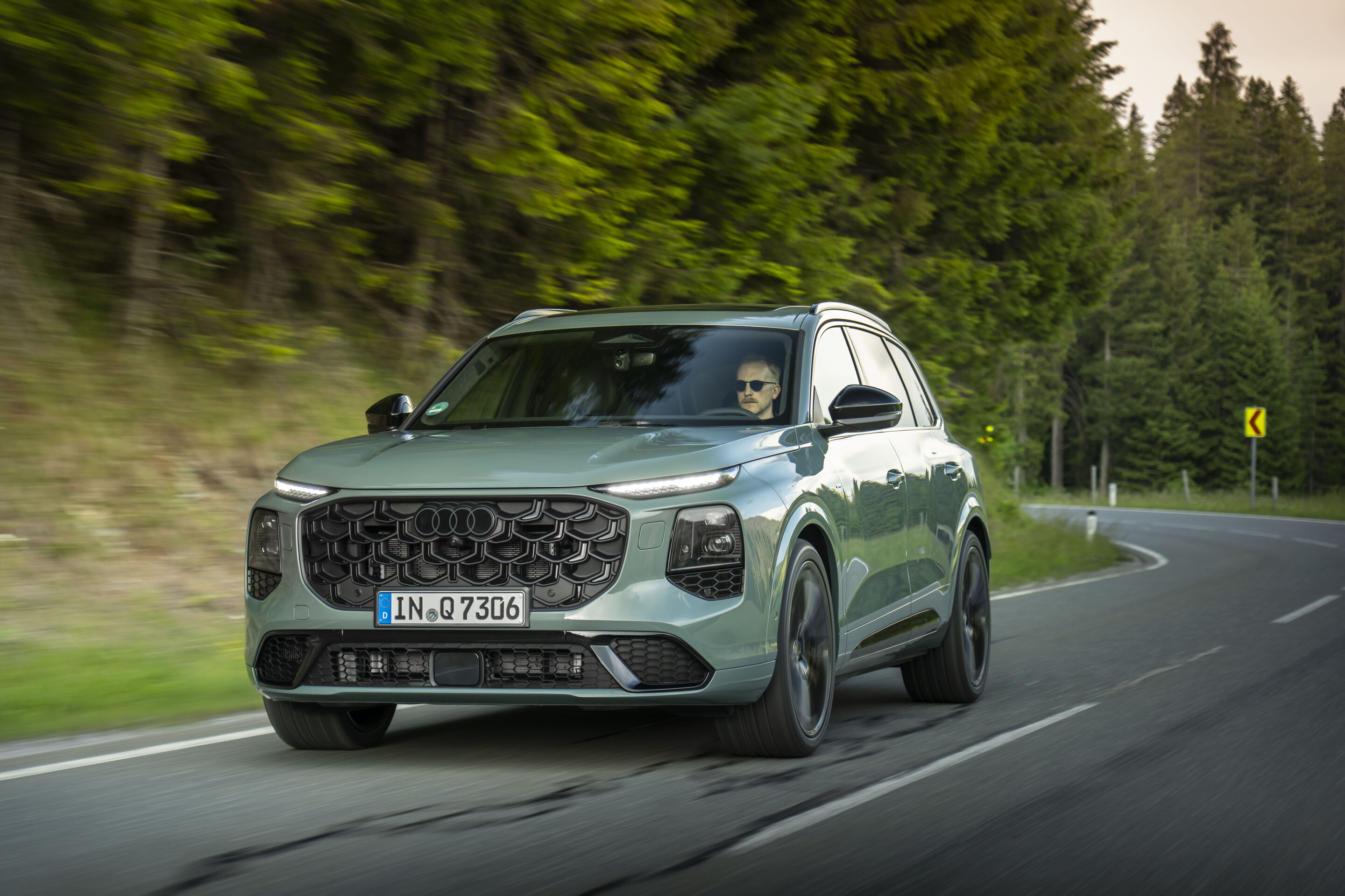 Audi Q7 SUV - Agavengrün Metallic, Fahraufnahme, Exterieur, Dreiviertelfrontansicht