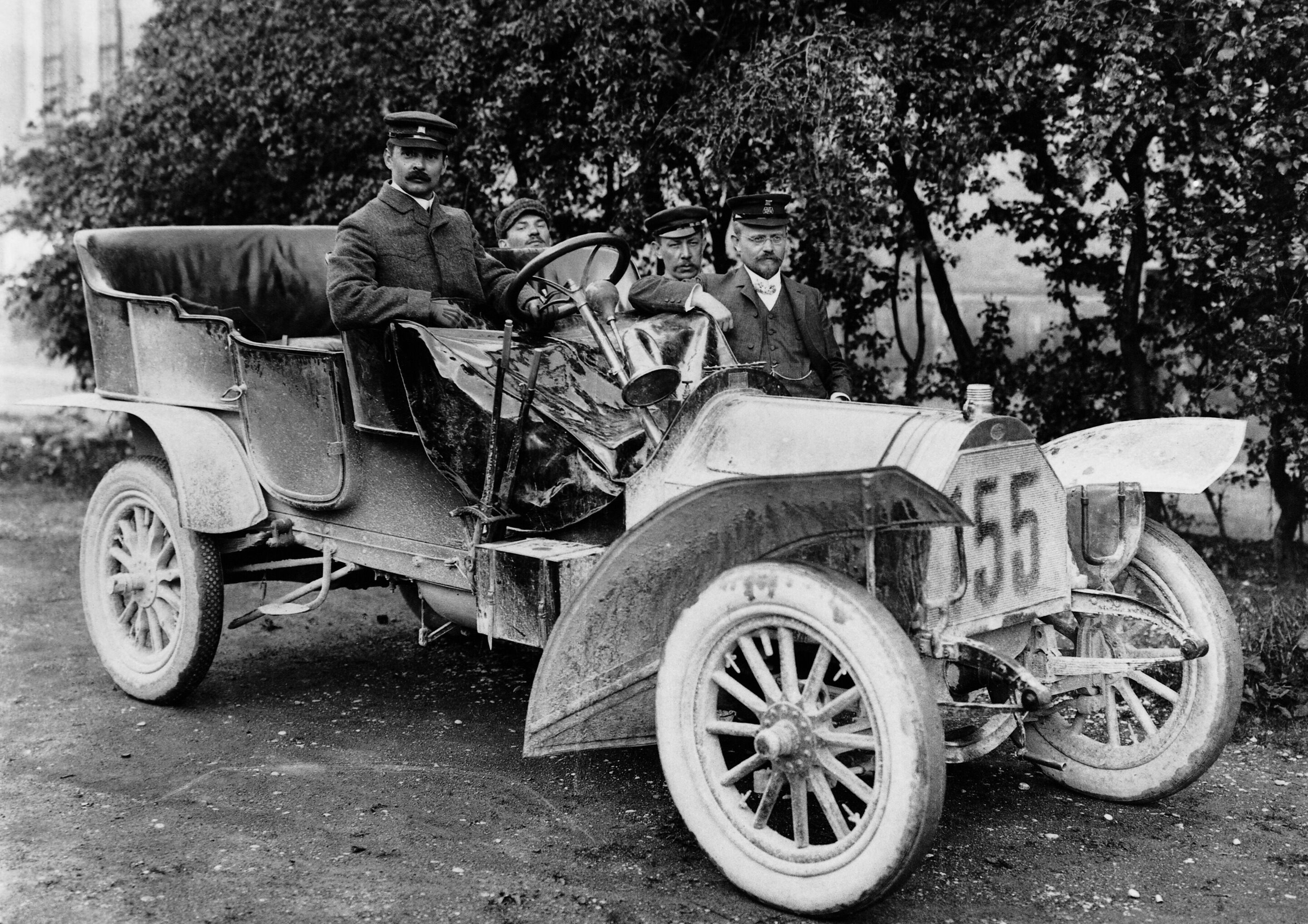 August Horch (am Fahrzeug lehnend) nach Sieg der Herkomer-Fahrt von 1906 mit Horch 11/22 PS, 2,7-Liter-Vierzylindermotor in Reihe