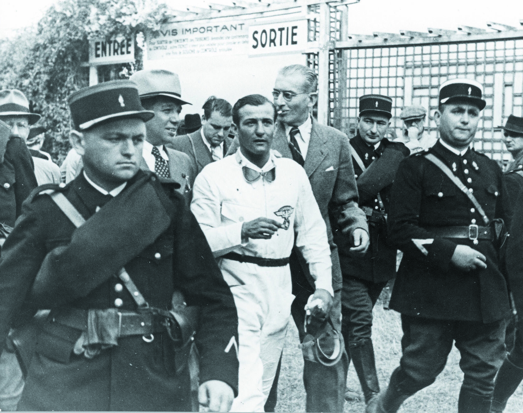 H.P. Müller 1939: Der Auto Union Rennwagenfahrer wird nach seinem Sieg beim Großen Preis von Frankreich zur Siegerehrung geführt. Links hinter Müller der damalige Auto Union Rennleiter, Dr. Karl Feuereiszen