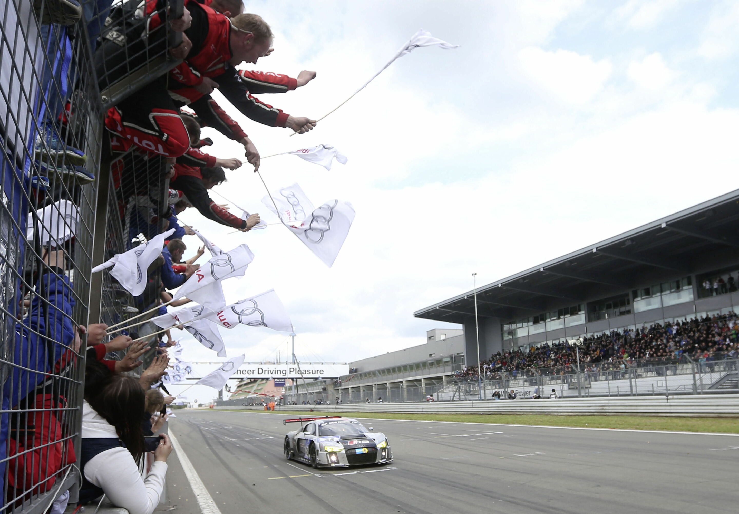 Neuer Audi R8 LMS gewinnt die 24 Stunden auf dem Nürburgring