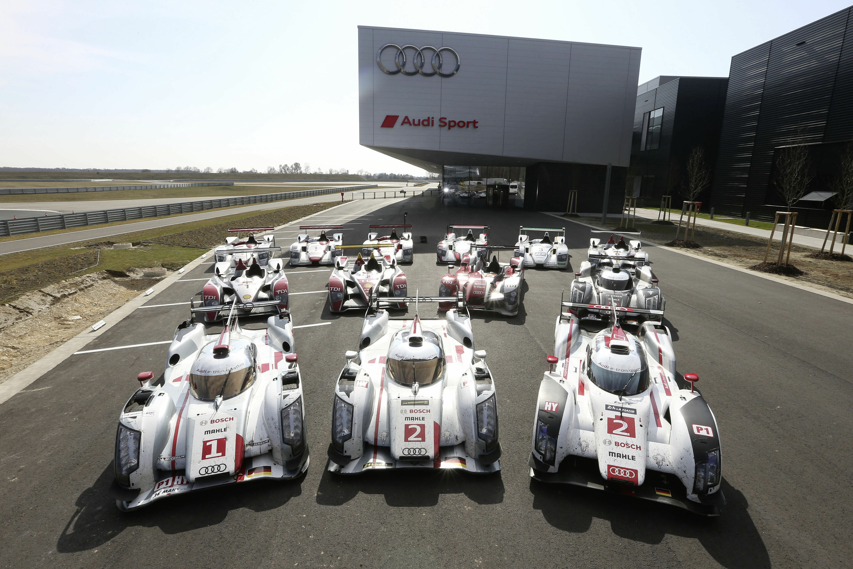 Erstmals vereint: die 13 Le-Mans-Sieger von Audi